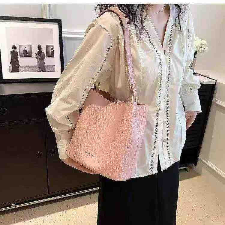 1580 Pcs New Trendy Versatile Women's Crossbody Bucket Shoulder Bag - Image 3
