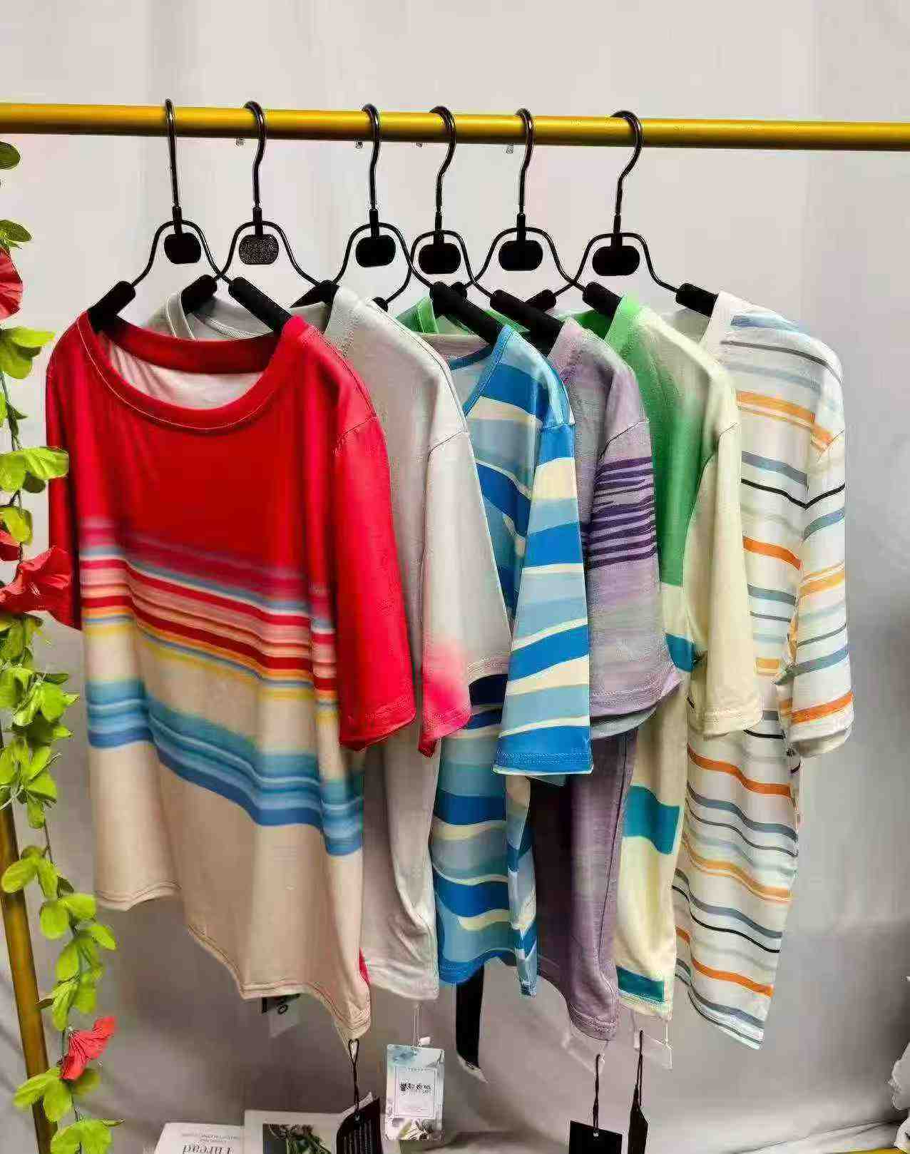 Camisetas casuales estampadas de manga corta de tendencia, aproximadamente 600 piezas - Image 2