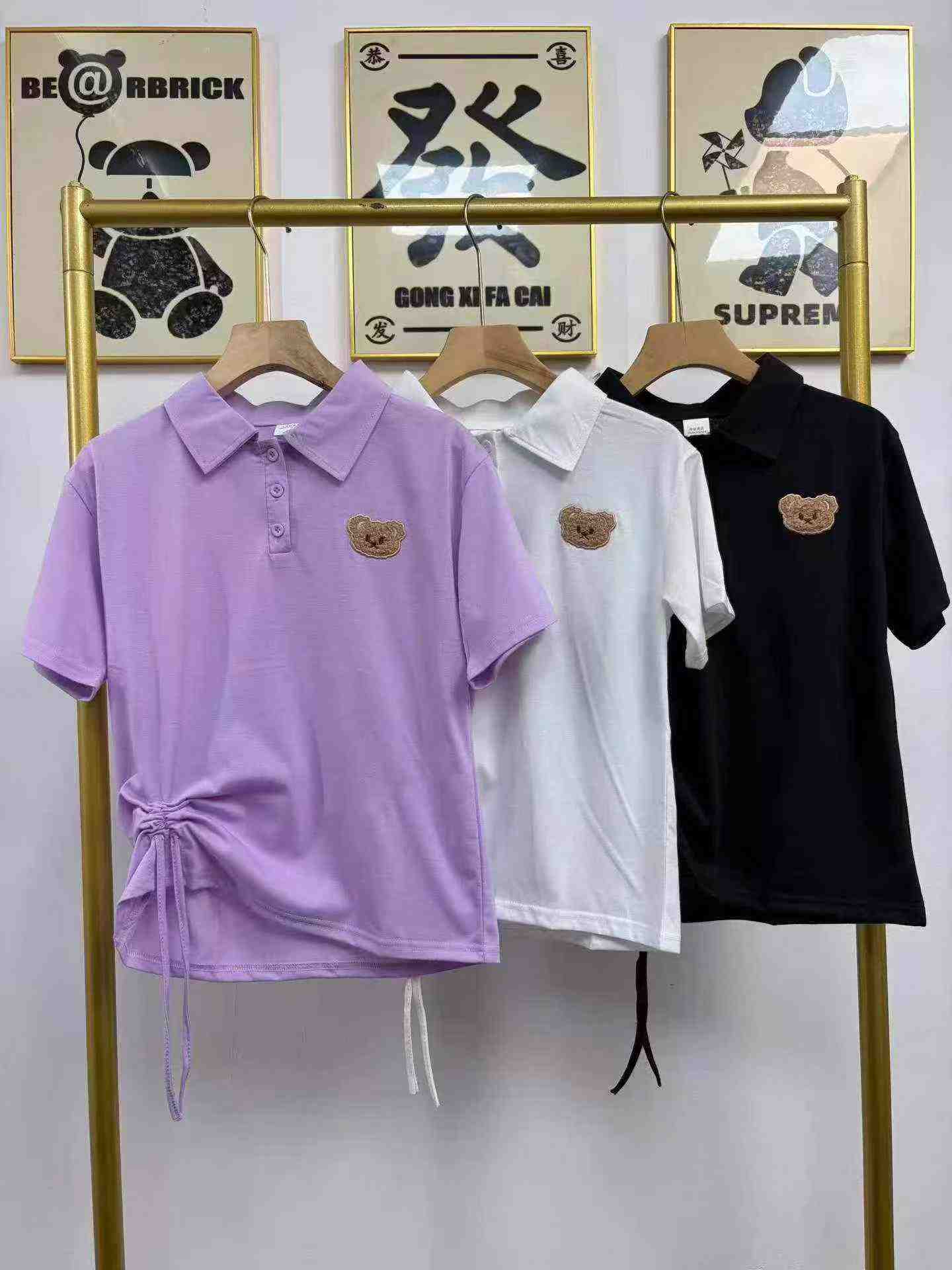 Environ 610 pièces de polos à manches courtes pour femme en coton à motif brodé d'ours - Image 4
