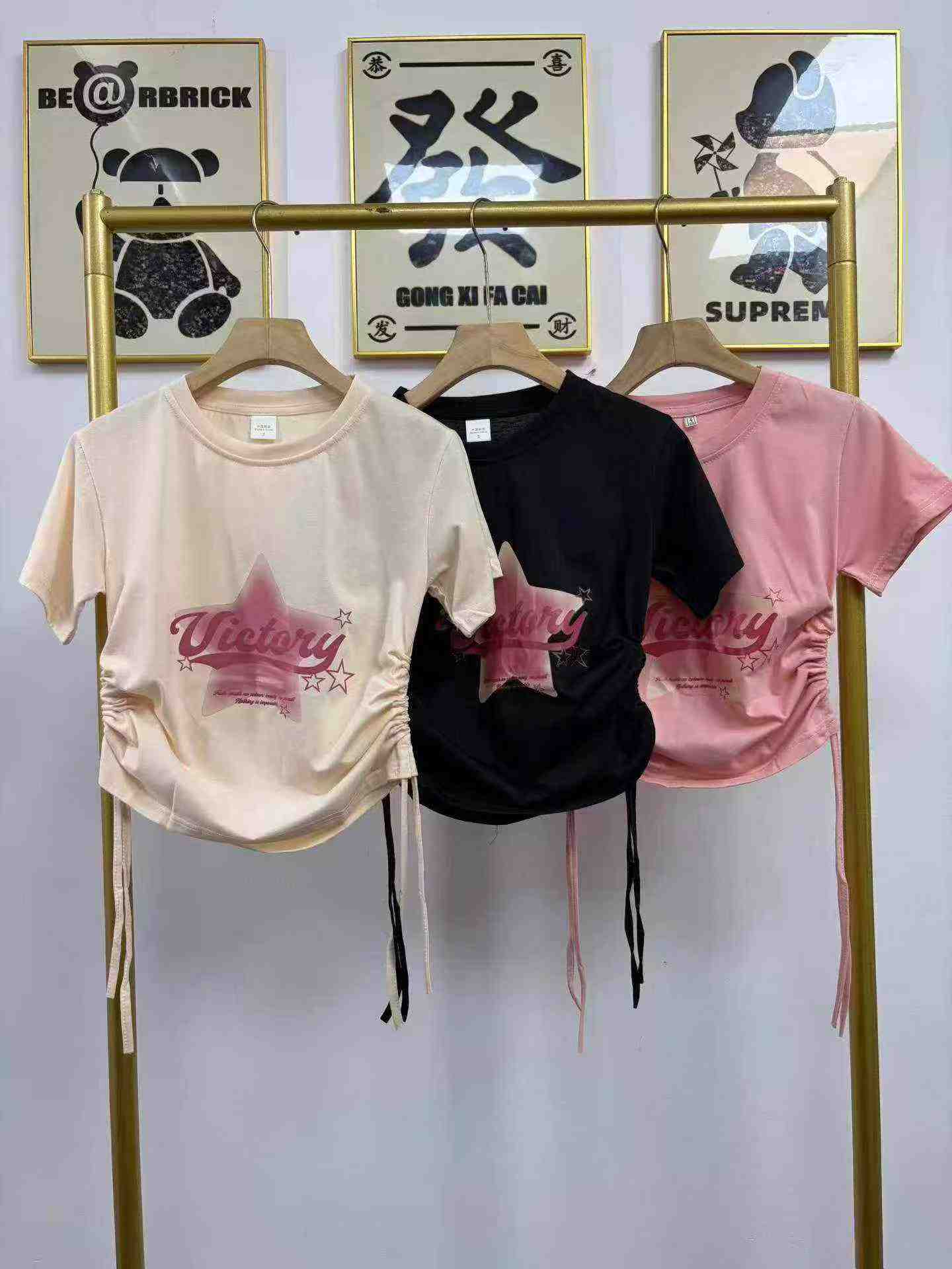 Environ 1100 pièces de t-shirts cropped à manches courtes en coton de haute qualité - Image 4