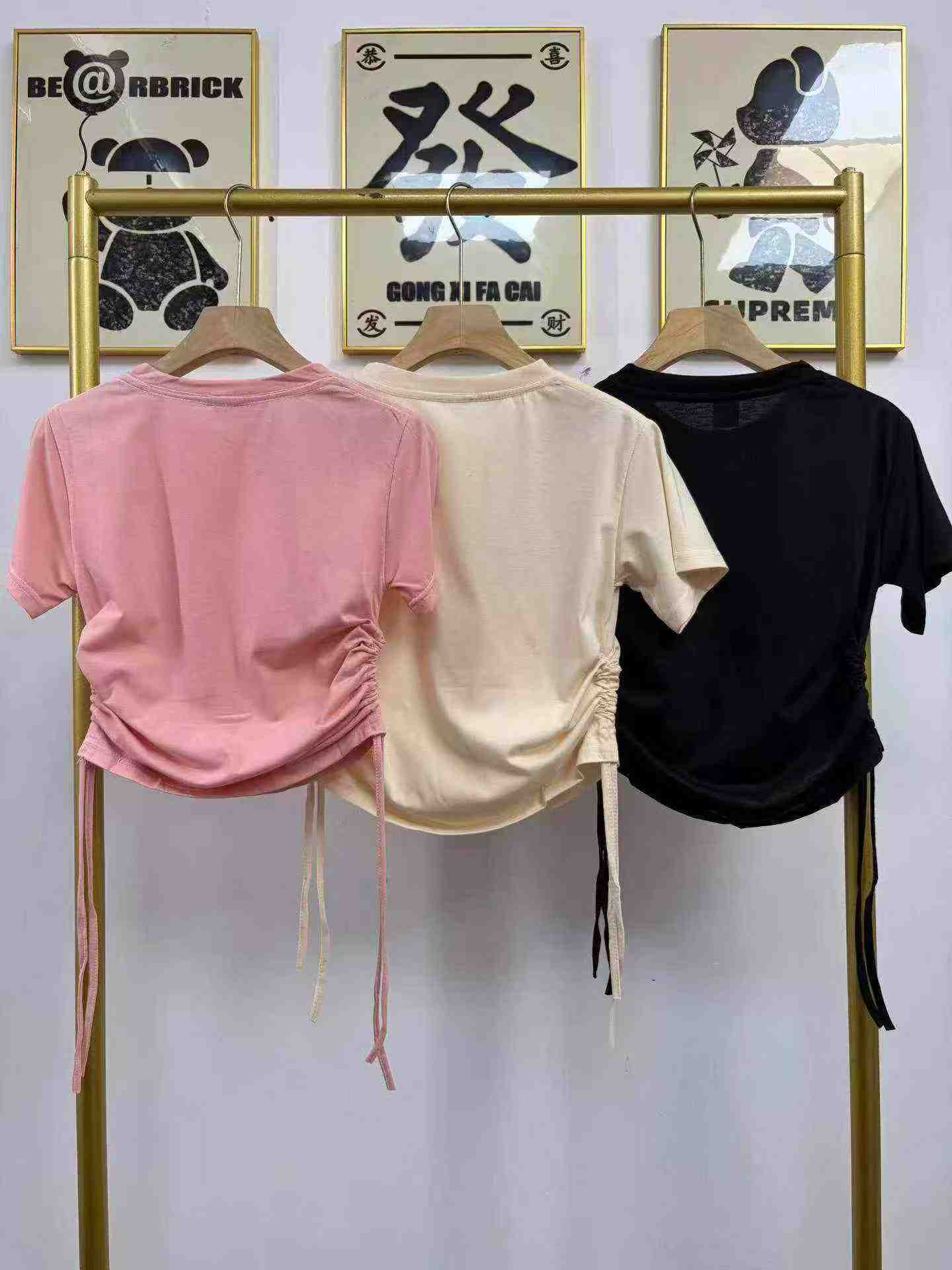 Environ 1100 pièces de t-shirts cropped à manches courtes en coton de haute qualité - Image 6