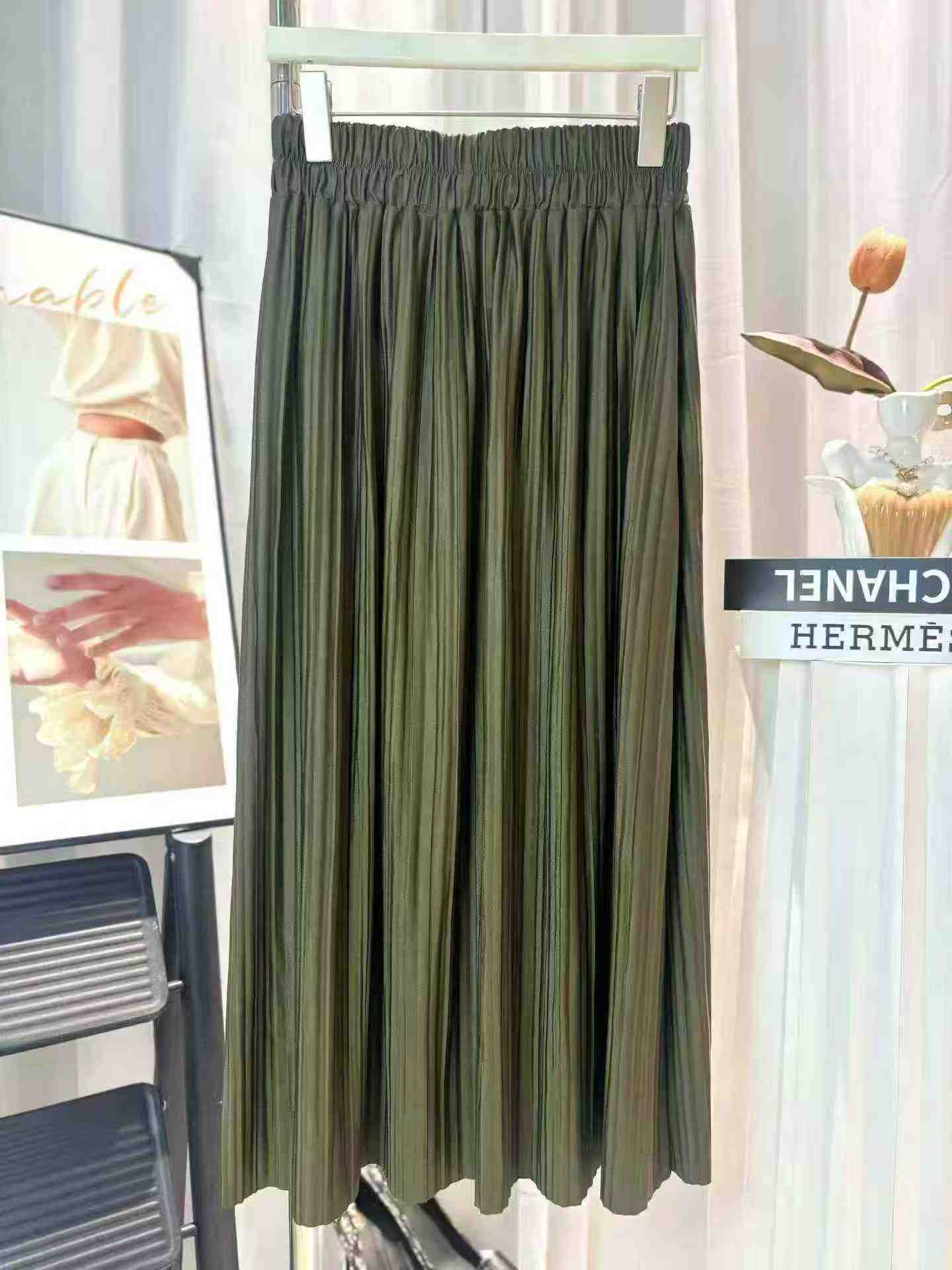 Más de 400 piezas de falda larga plisada brillante, drapeada y versátil al estilo japonés Issey Miyake - Image 8