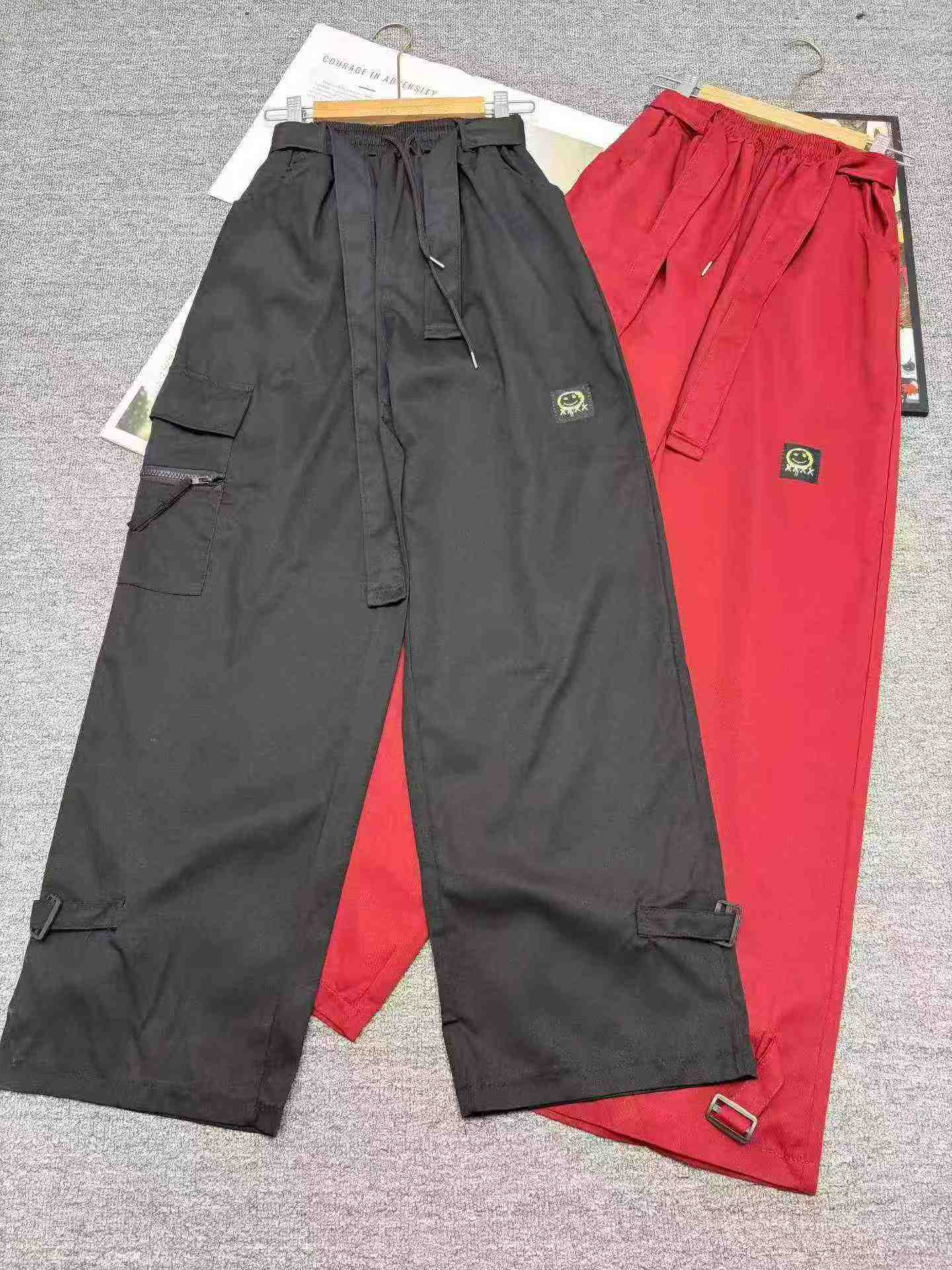 Environ 260 pièces de pantalons cargo unisexes à jambe large de style street américain de haute qualité - Image 5
