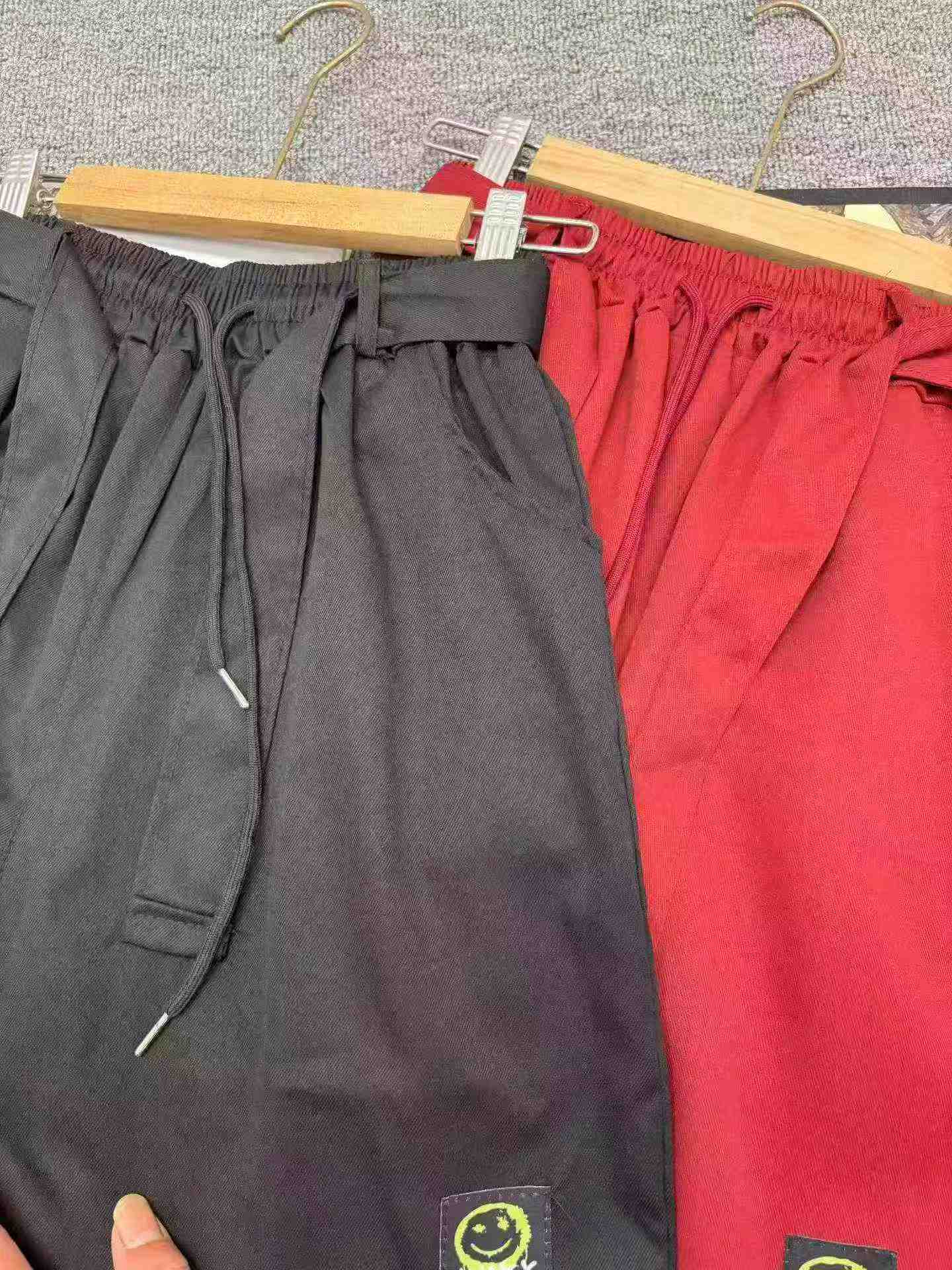 Environ 260 pièces de pantalons cargo unisexes à jambe large de style street américain de haute qualité - Image 7
