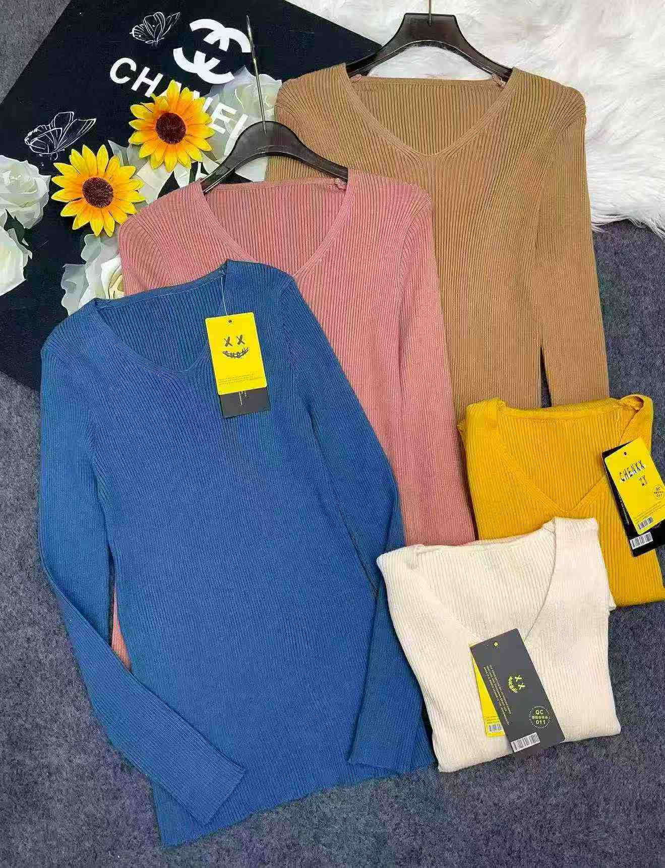 Jesienno-Zimowy Vintage Jednokolorowy Sweter Pulower z Dekoltem V 720 sztuk - Image 2