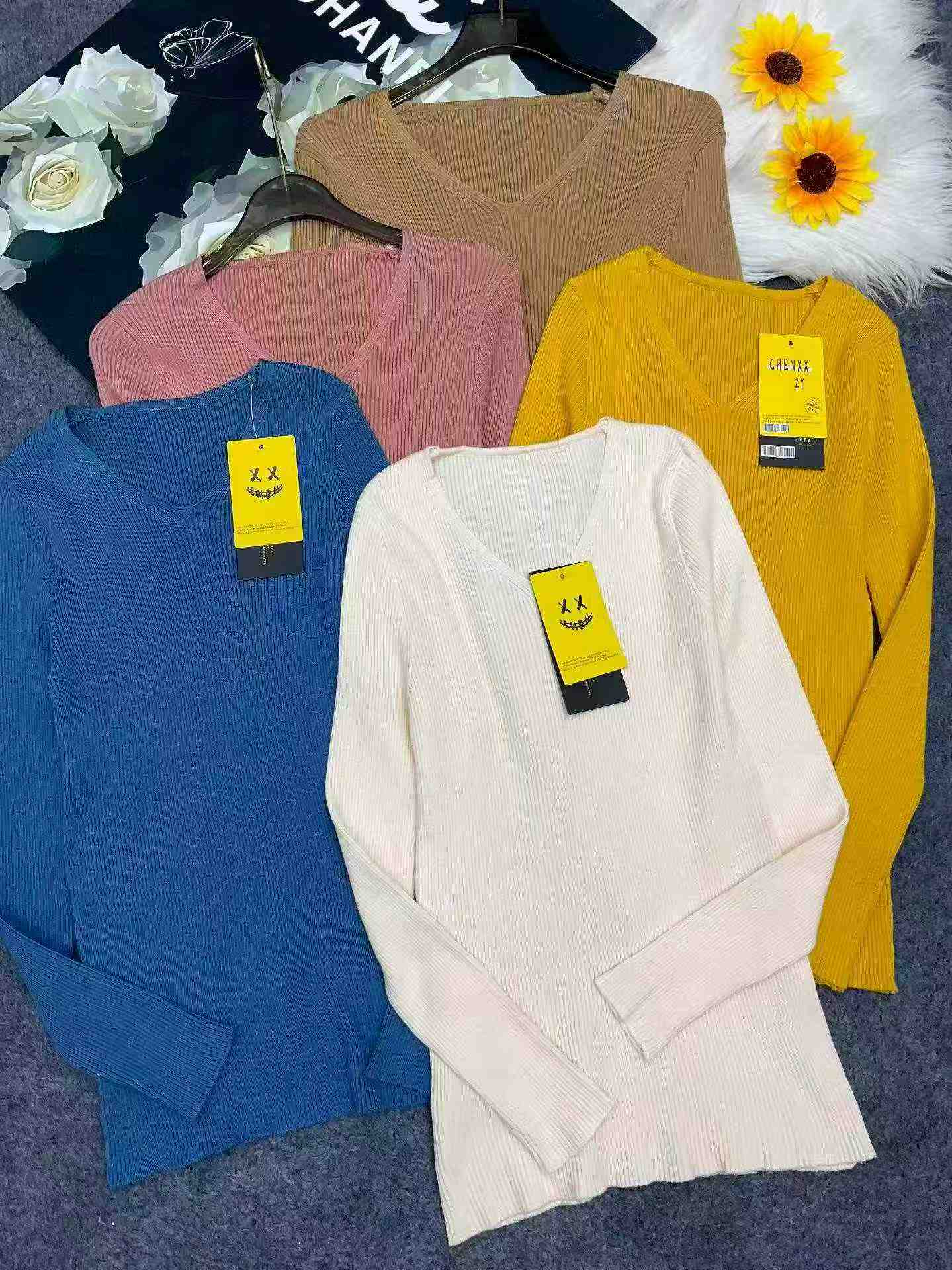 Jesienno-Zimowy Vintage Jednokolorowy Sweter Pulower z Dekoltem V 720 sztuk - Image 3