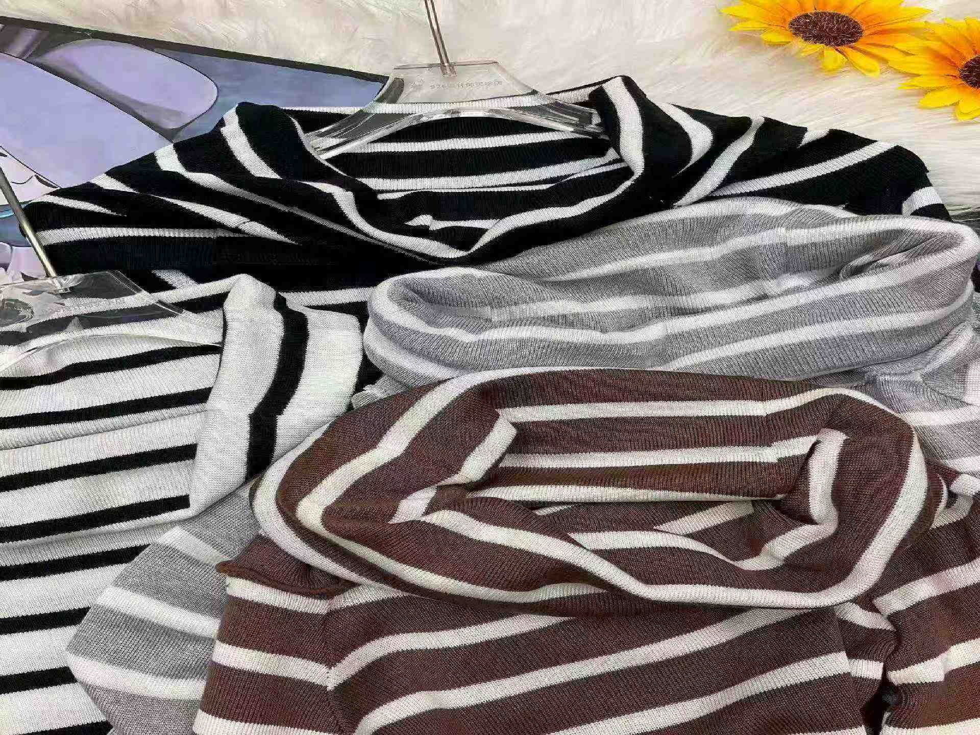 Pull-over style coréen à rayures contrastantes à épaules découvertes, 625 pièces - Image 9