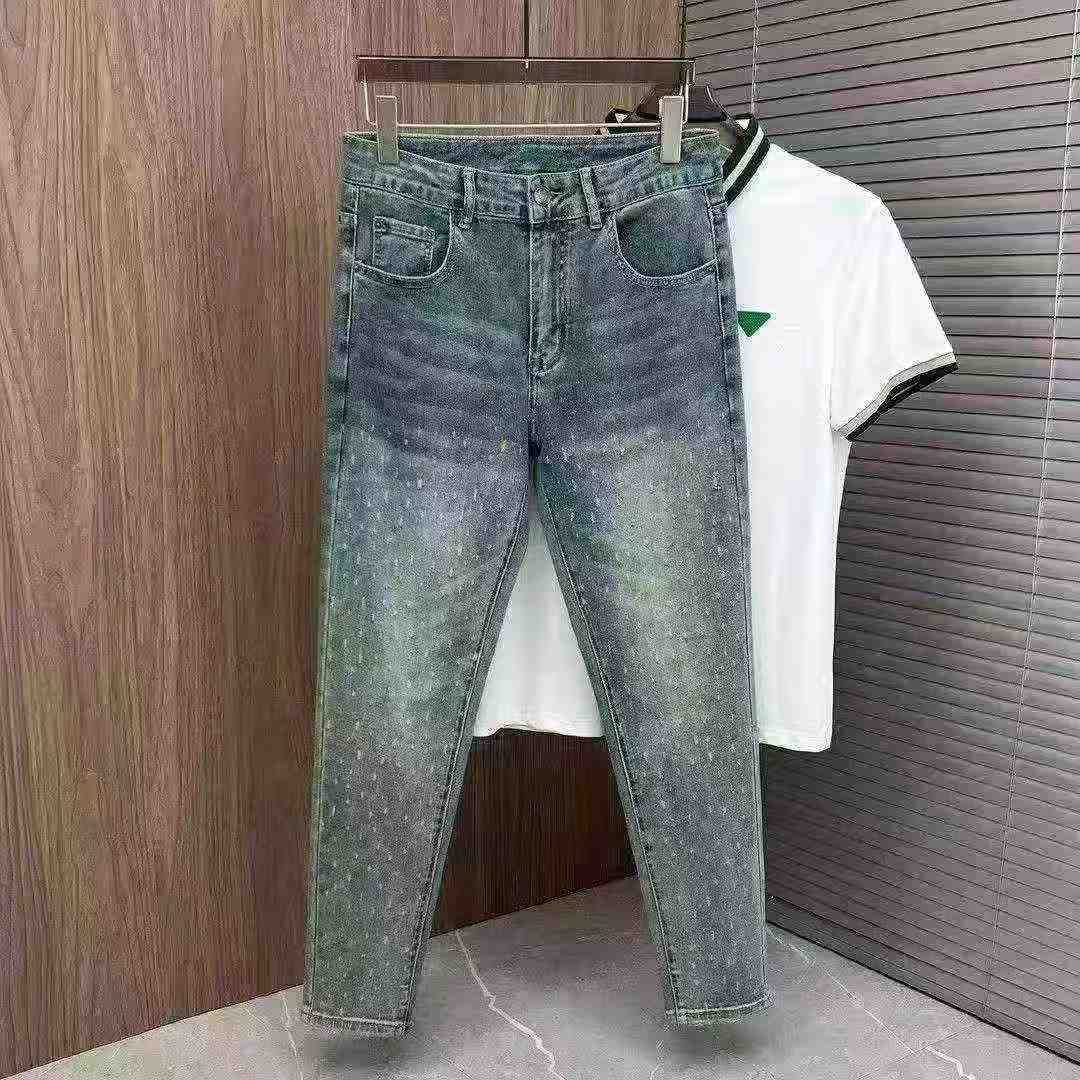 About 400 Pcs Men's Light Blue Stretch Tapered Jeans - Image 2