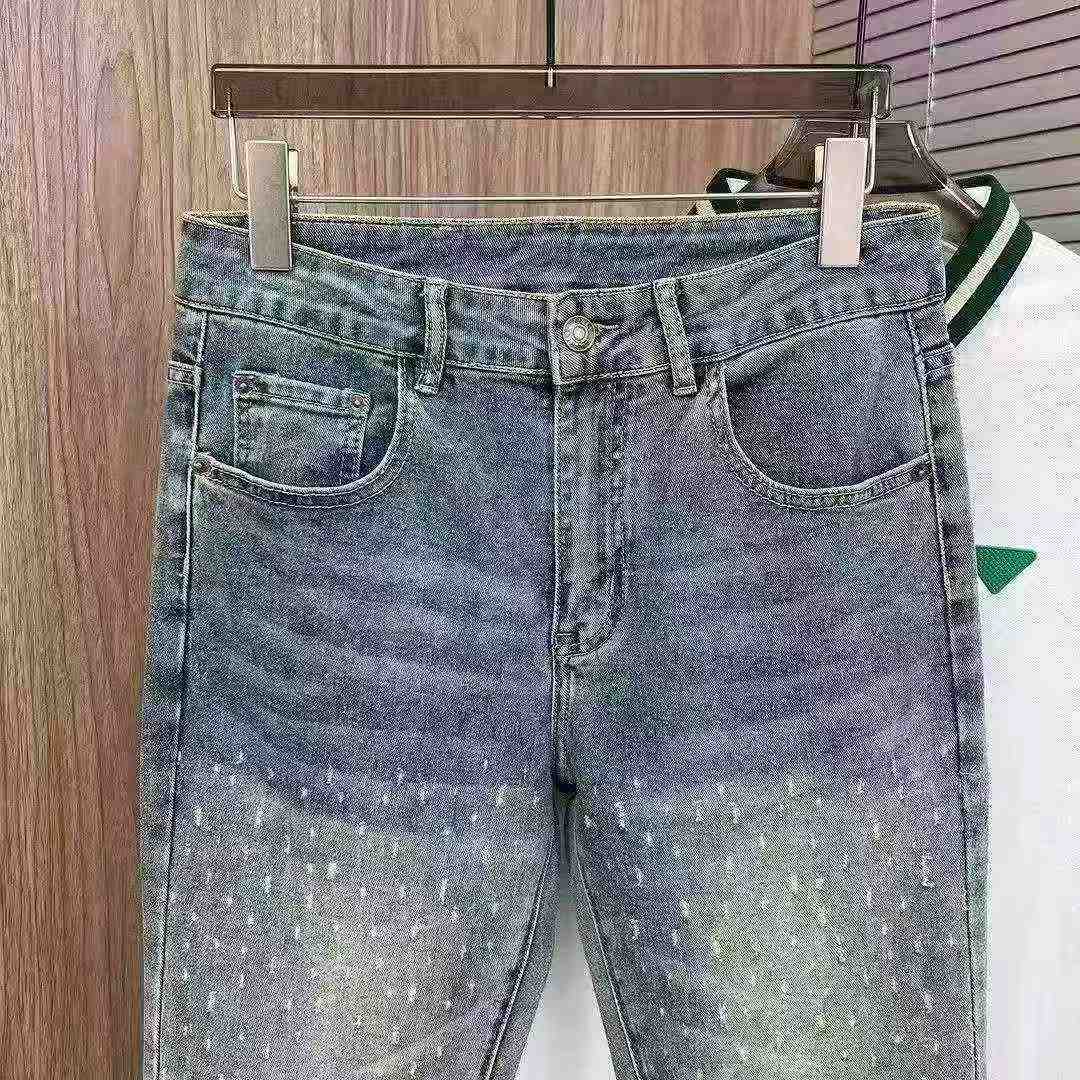 About 400 Pcs Men's Light Blue Stretch Tapered Jeans - Image 3