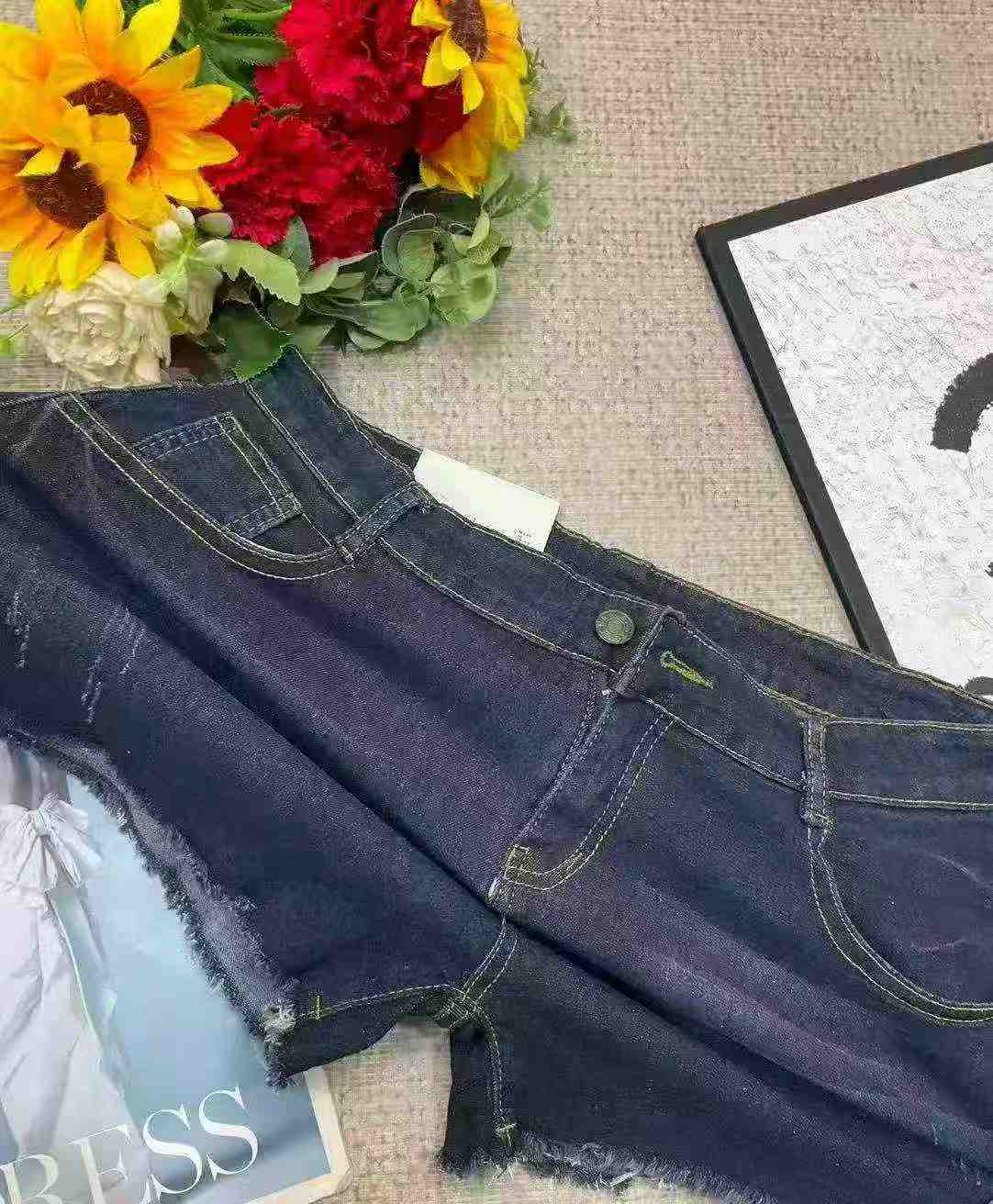 موسم گرما کی نئی امریکی طرز کم کمر سلم فٹ فرے شدہ ڈینم ہاٹ شارٹس، سائز 3XL سے 4XL، 350 پیسز - Image 9