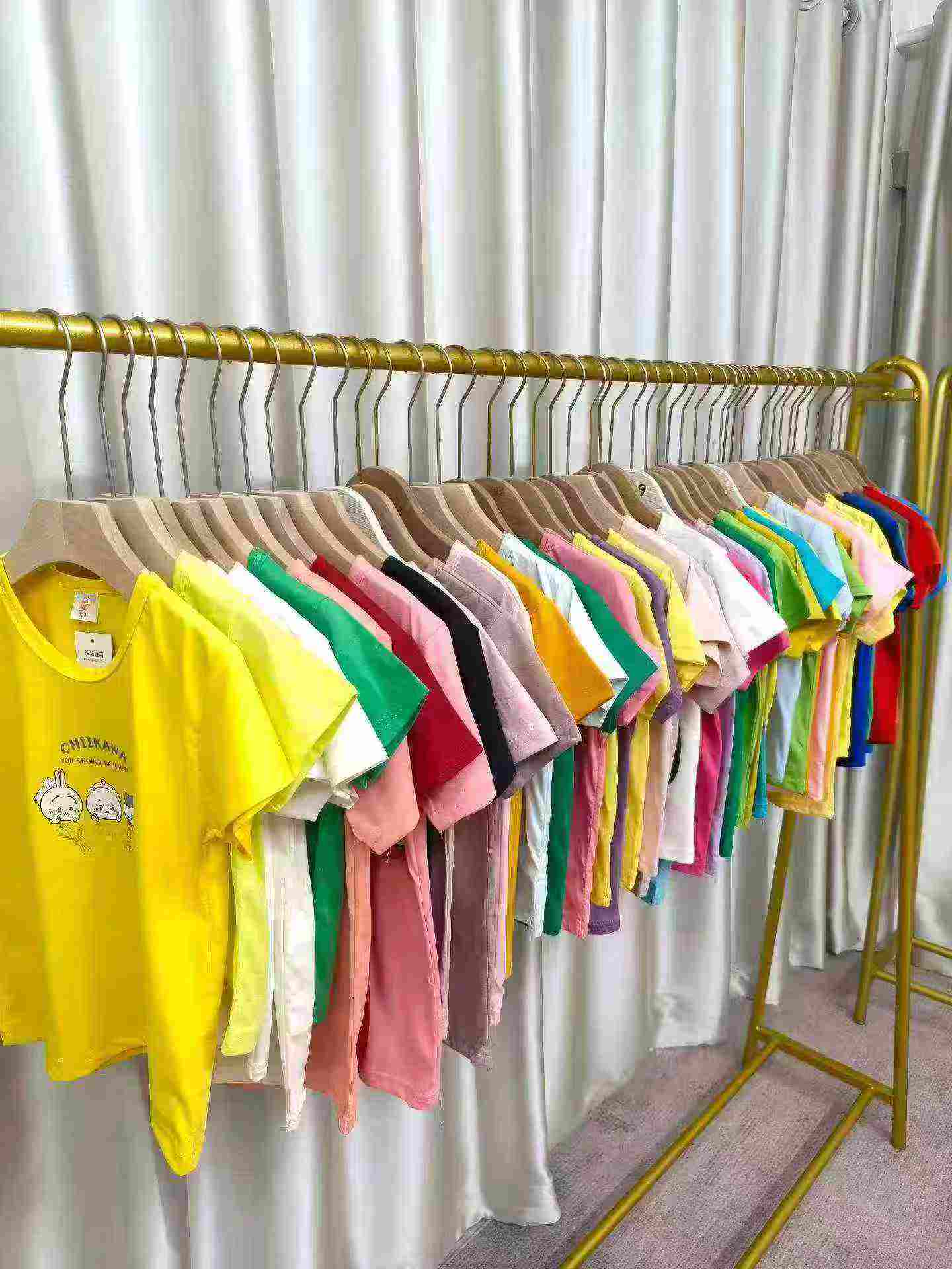 35 000 pièces de t-shirts pour enfants à manches courtes en coton de couleurs bonbon - Image 5