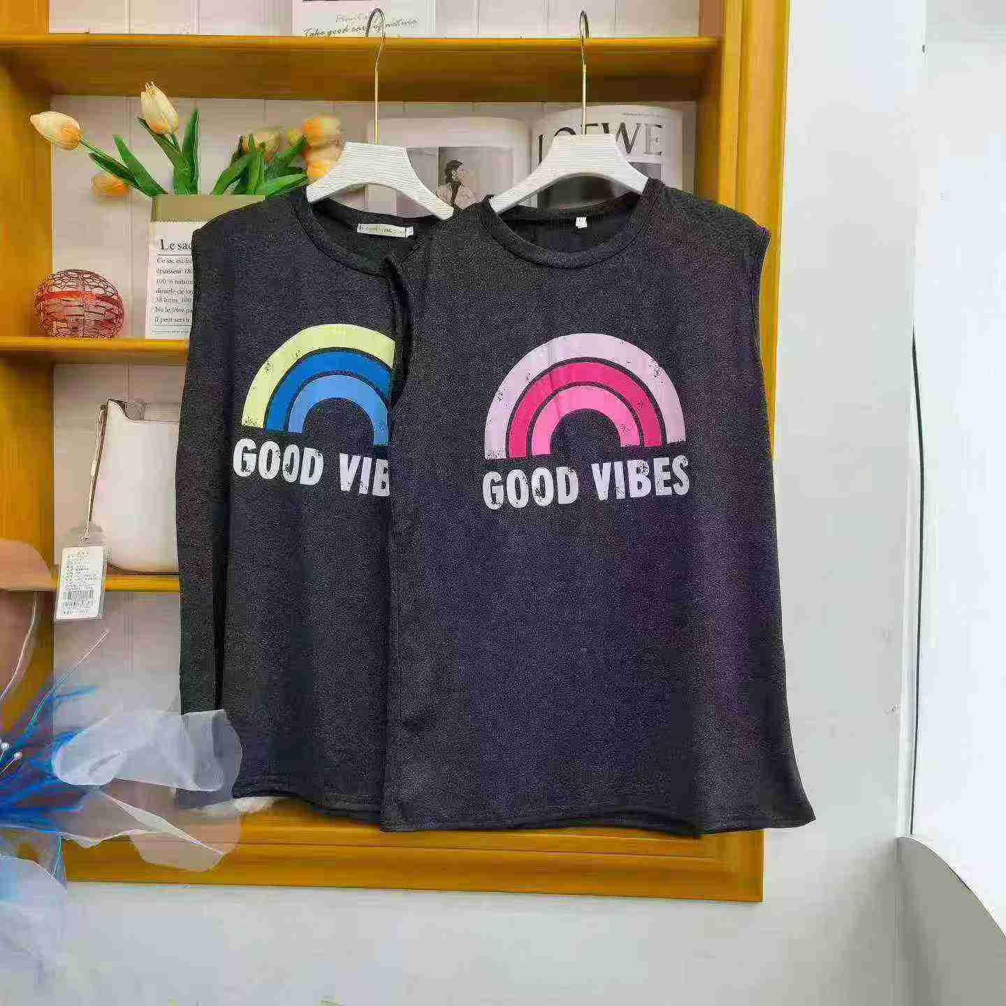 เสื้อกล้ามคอกลมทรงหลวมลายรุ้งดีไซน์สร้างสรรค์ มี 2 สี ไซซ์ S-3XL ประมาณ 1200 ตัว บรรจุแยกรายตัว - Image 3