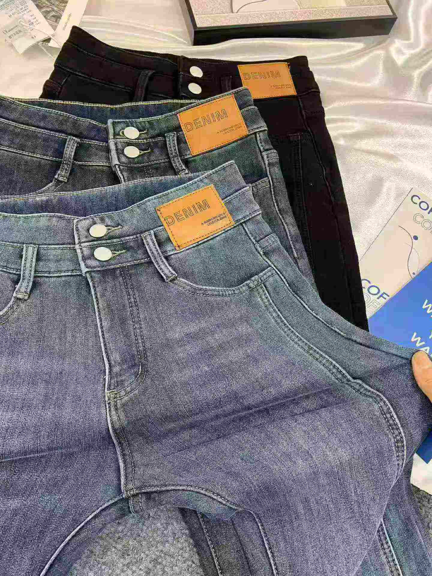 Women's Fleece Thickened Flared Jeans, 1360 Pieces Whole Lot - Image 6