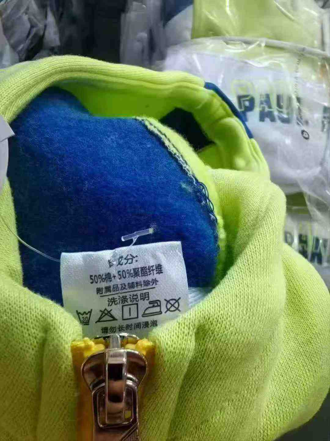 Markowe dziecięce bluzy z kapturem podszyte polarem, około 1200 sztuk - Image 8