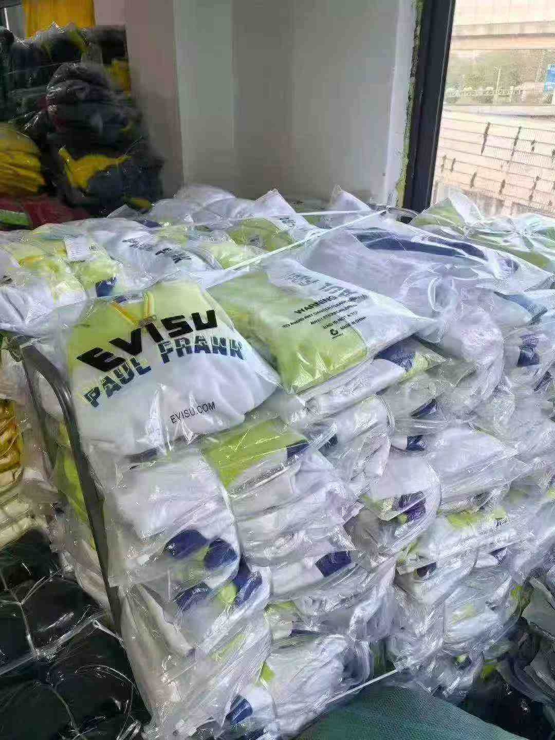 Markowe dziecięce bluzy z kapturem podszyte polarem, około 1200 sztuk - Image 9