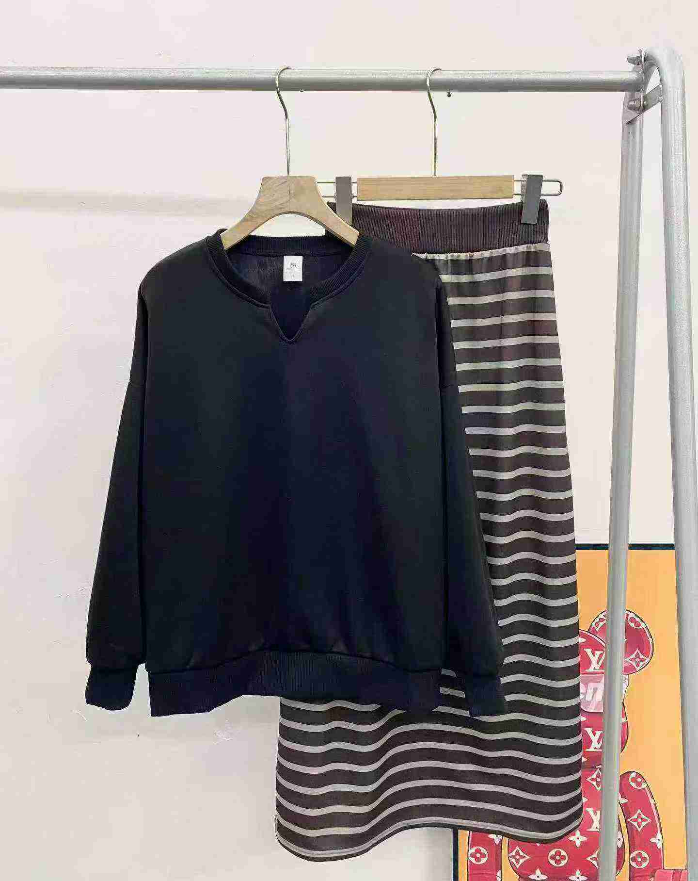 French Lazy Style V-neck Sweatshirt Striped Skirt Two-piece Set, 2153 sets total, MOQ 200 sets - Image 2