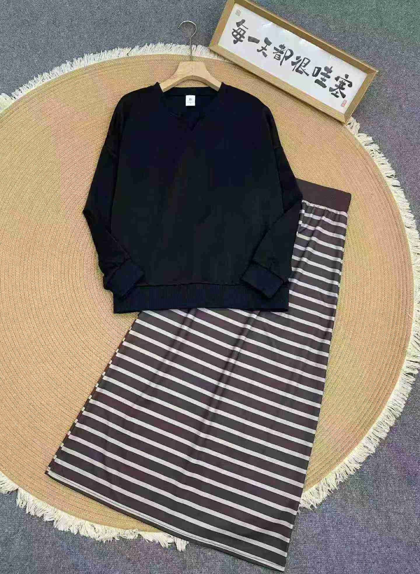 French Lazy Style V-neck Sweatshirt Striped Skirt Two-piece Set, 2153 sets total, MOQ 200 sets - Image 3