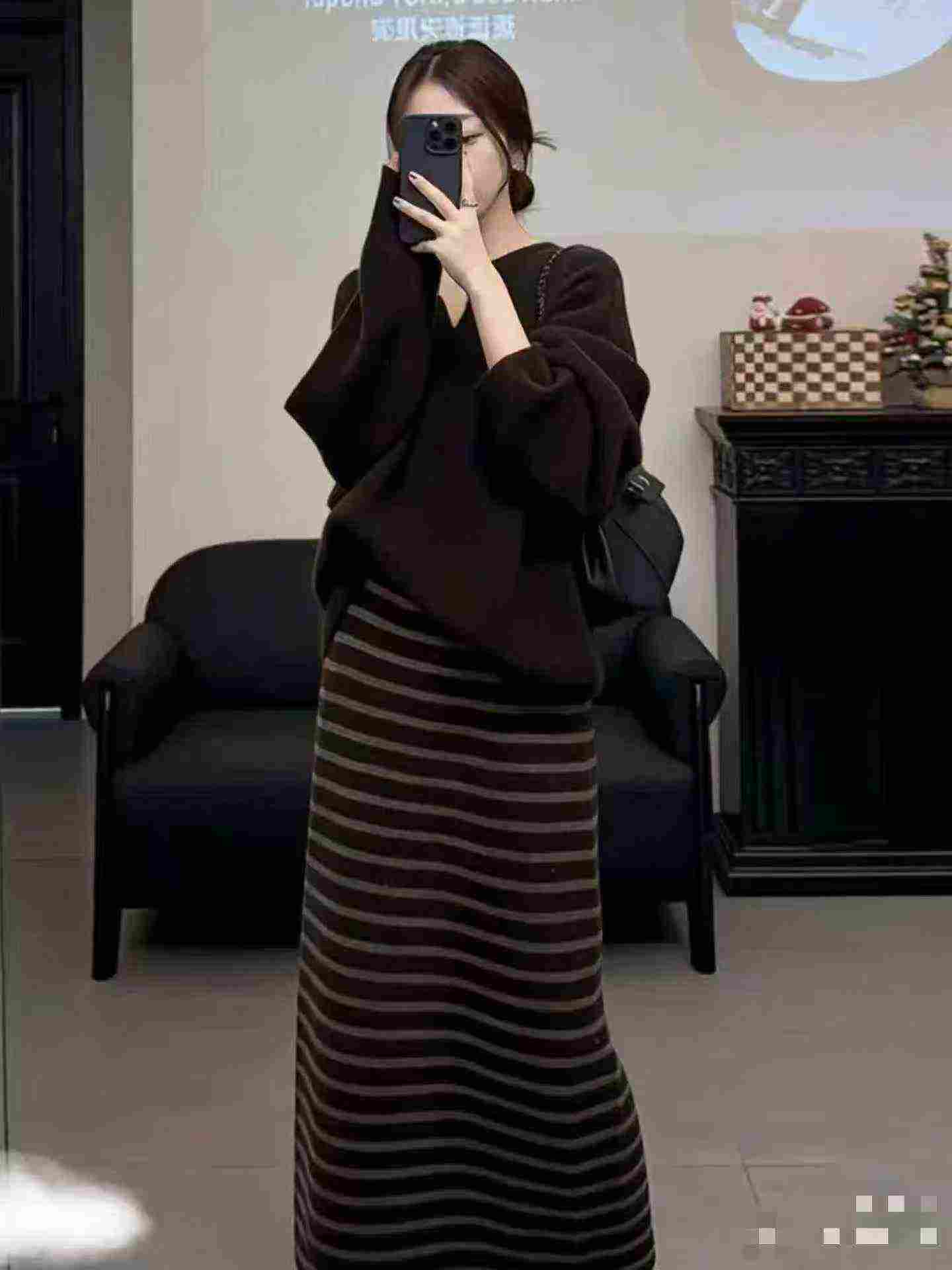 French Lazy Style V-neck Sweatshirt Striped Skirt Two-piece Set, 2153 sets total, MOQ 200 sets - Image 5