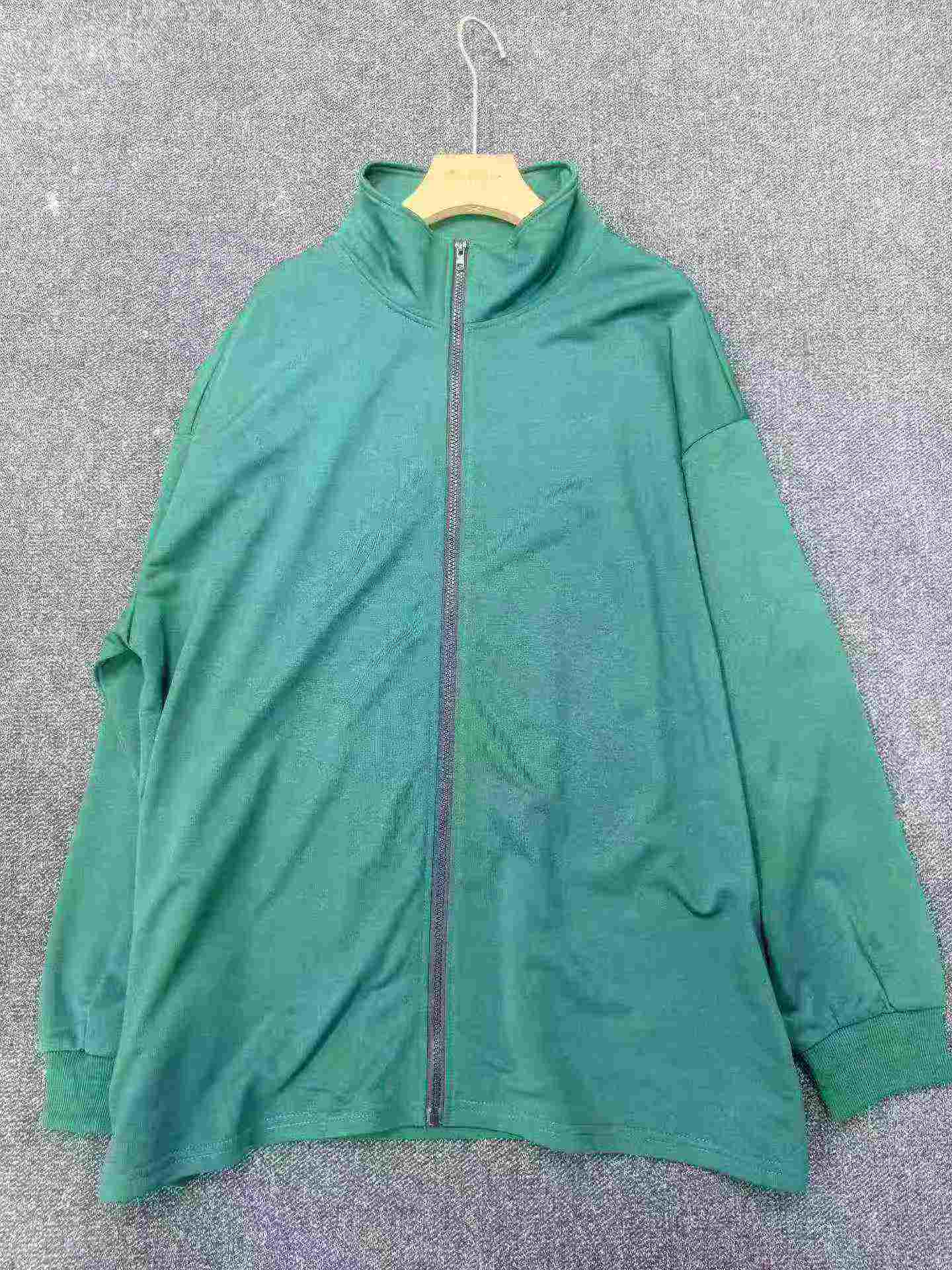 Vipande 550 vya Kardigani za mtindo wa starehe, nyembamba, ukubwa mkubwa, rangi sare, zenye kola iliyosimama, mikono mirefu, ukubwa 1XL-3XL, hisa mpya za kiwanda - Image 2