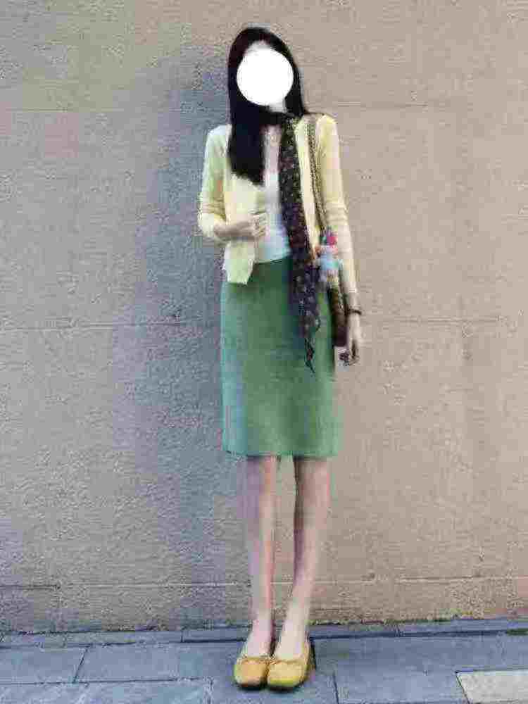 300 Pieces Chanel Style Plaid Sequined Skirts - Image 6
