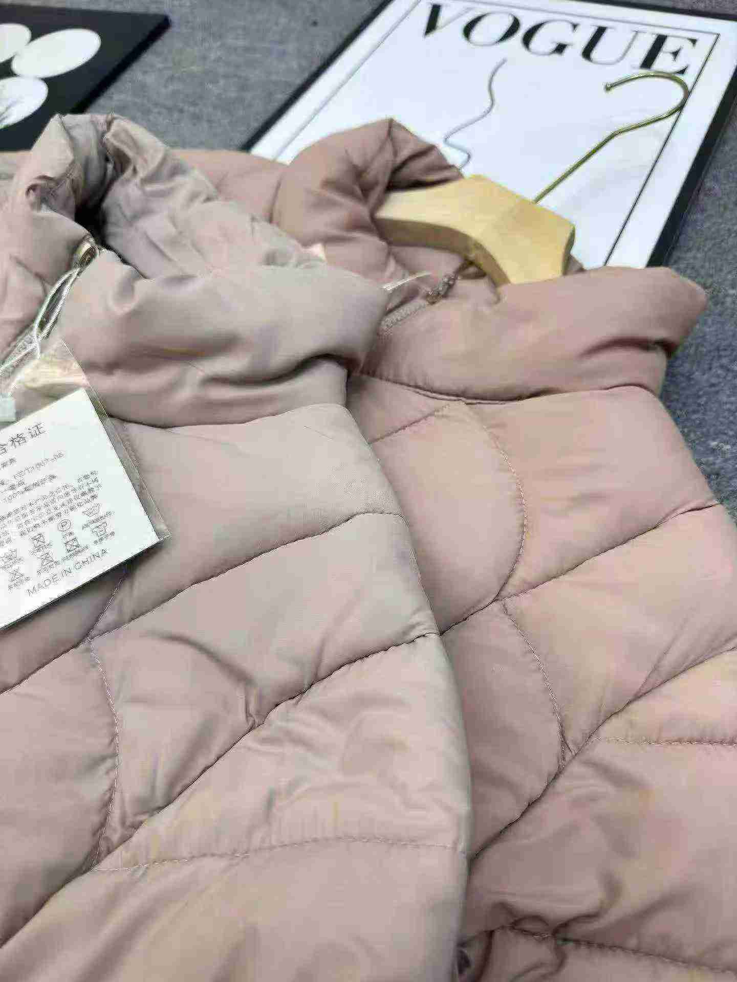 Takriban vipande 3500 vya koti fupi la majira ya baridi lililojazwa kwa wanawake wa umri wa makamo wa ukubwa wa ziada - Image 5