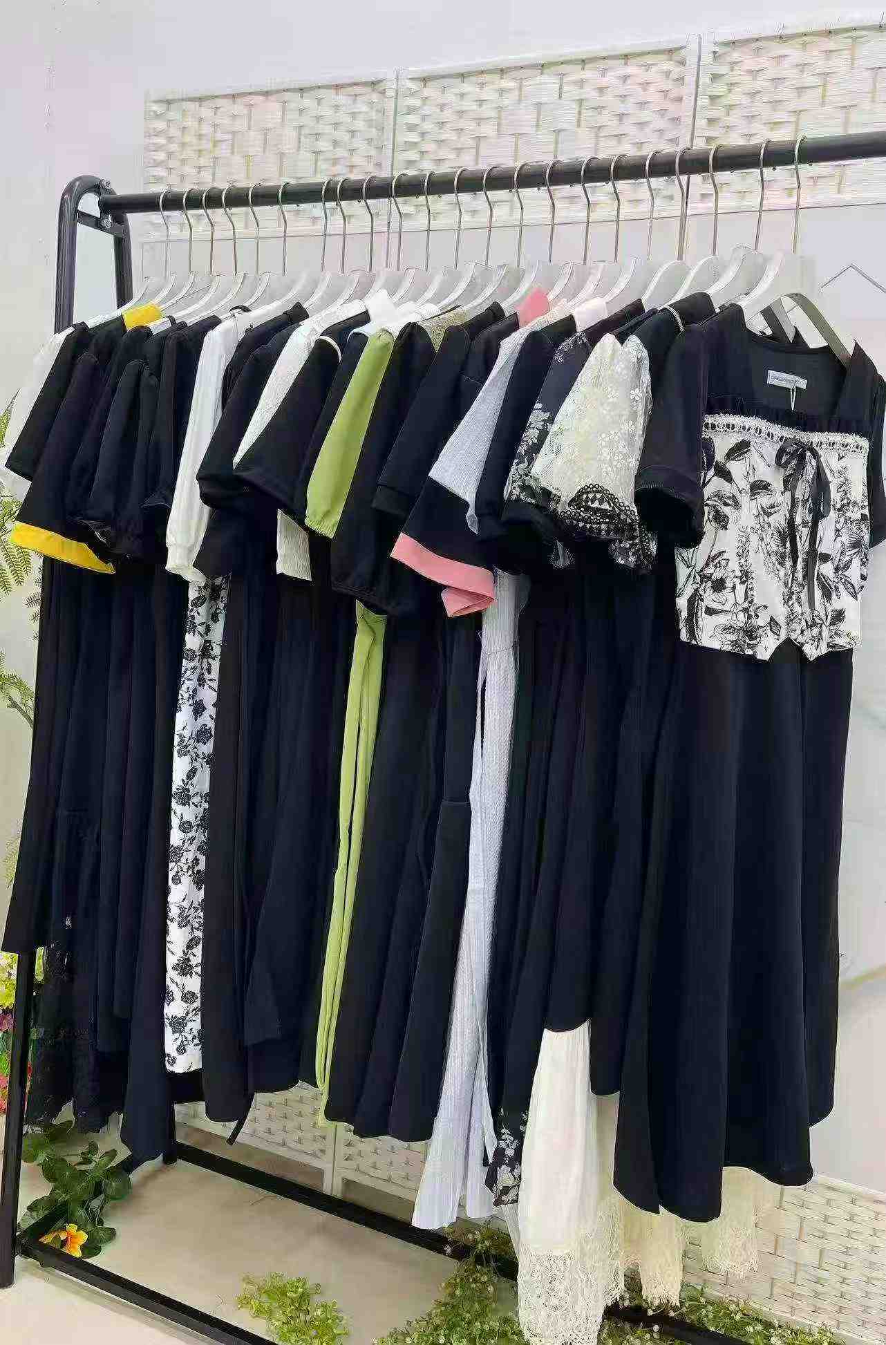 1080 Pcs Young Women Casual Dresses - Image 2