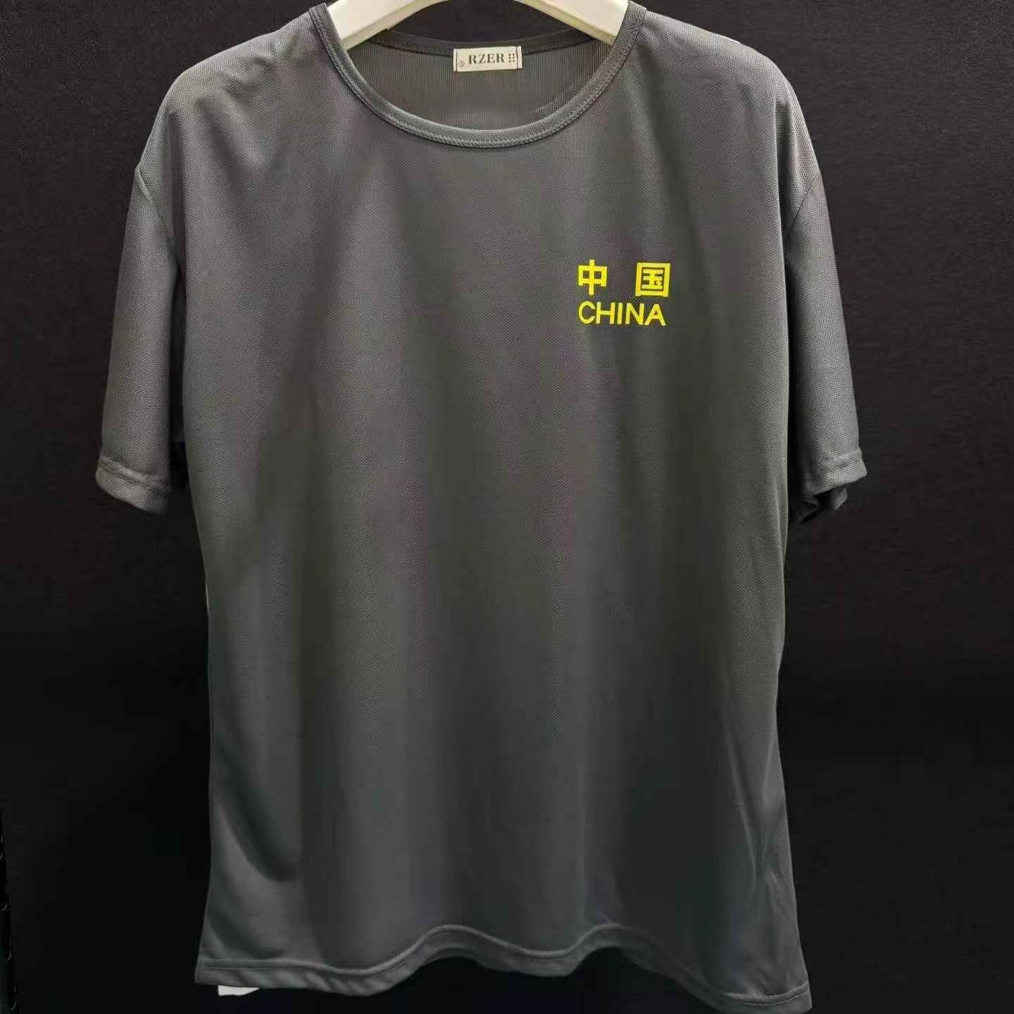 Environ 350 pièces de nouveaux t-shirts pour homme à manches courtes, à imprimé patriotique, en maille à séchage rapide - Image 1