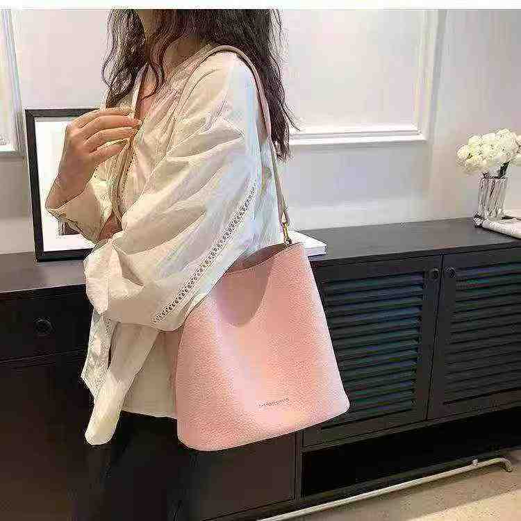 1580 Pcs New Trendy Versatile Women's Crossbody Bucket Shoulder Bag - Image 1