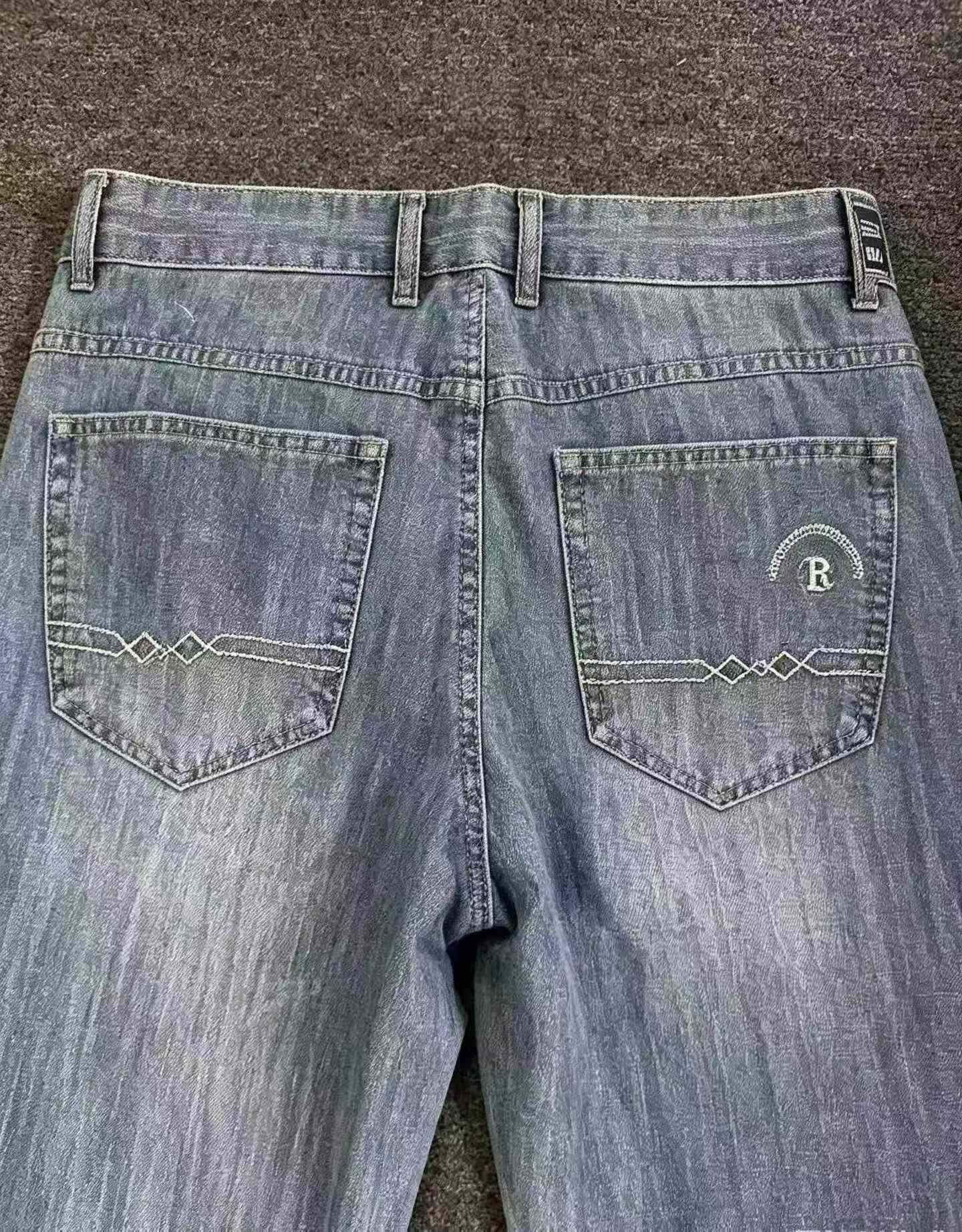 2 Styles Men's Textured Stretch Straight Jeans, Size 29-33, Total 409 Pieces - Image 1