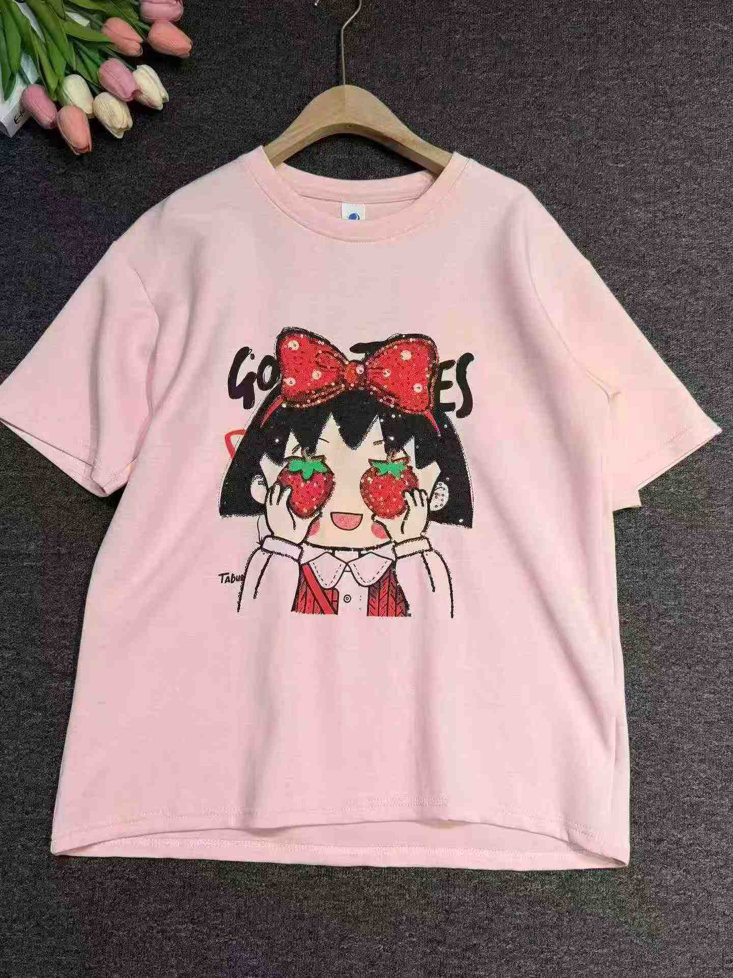 Camiseta oversize con lentejuelas gruesas y estampado de niña de caricatura, 5800 piezas - Image 1