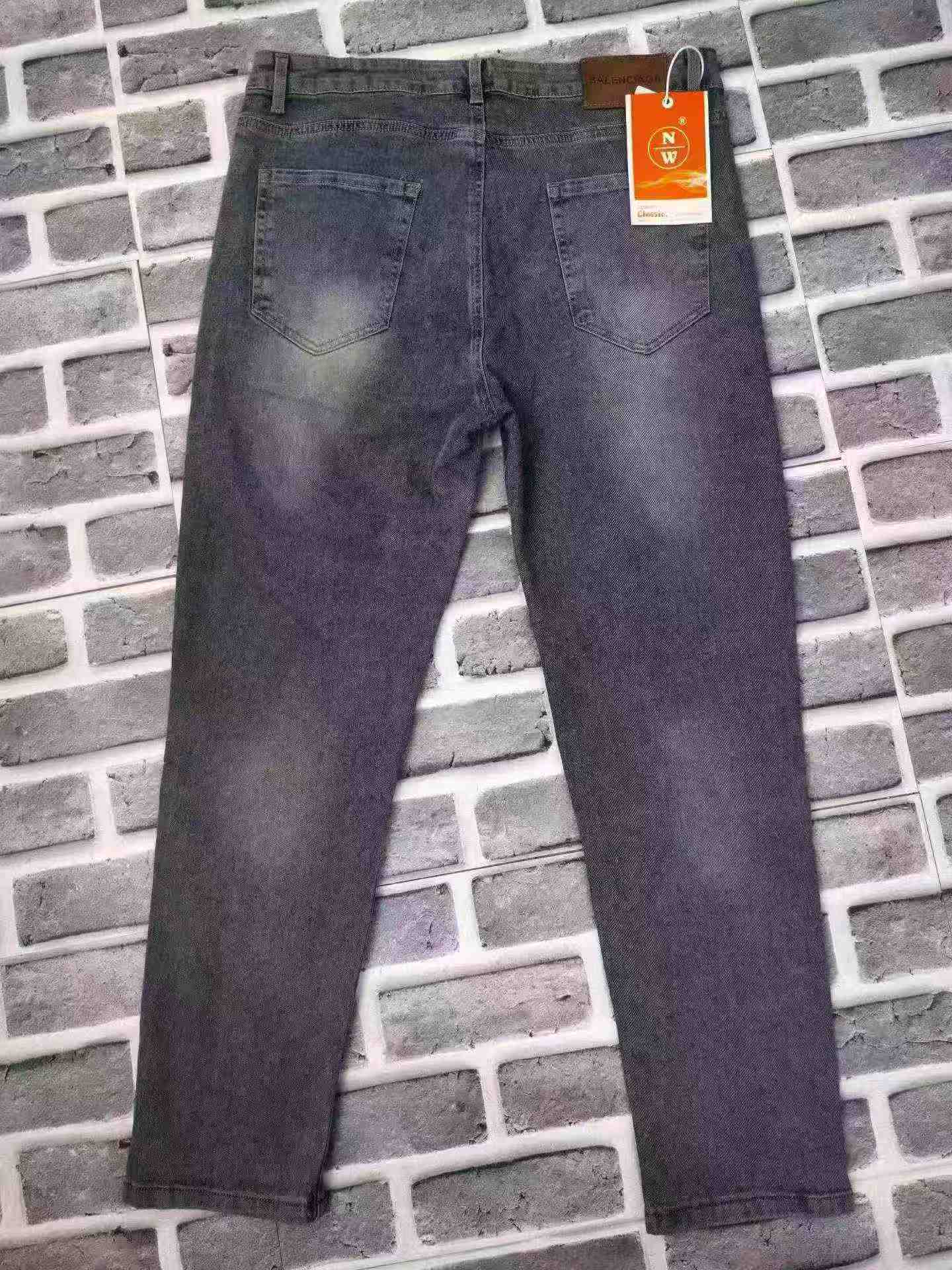 About 400 Pcs Men's Light Blue Stretch Tapered Jeans - Image 1