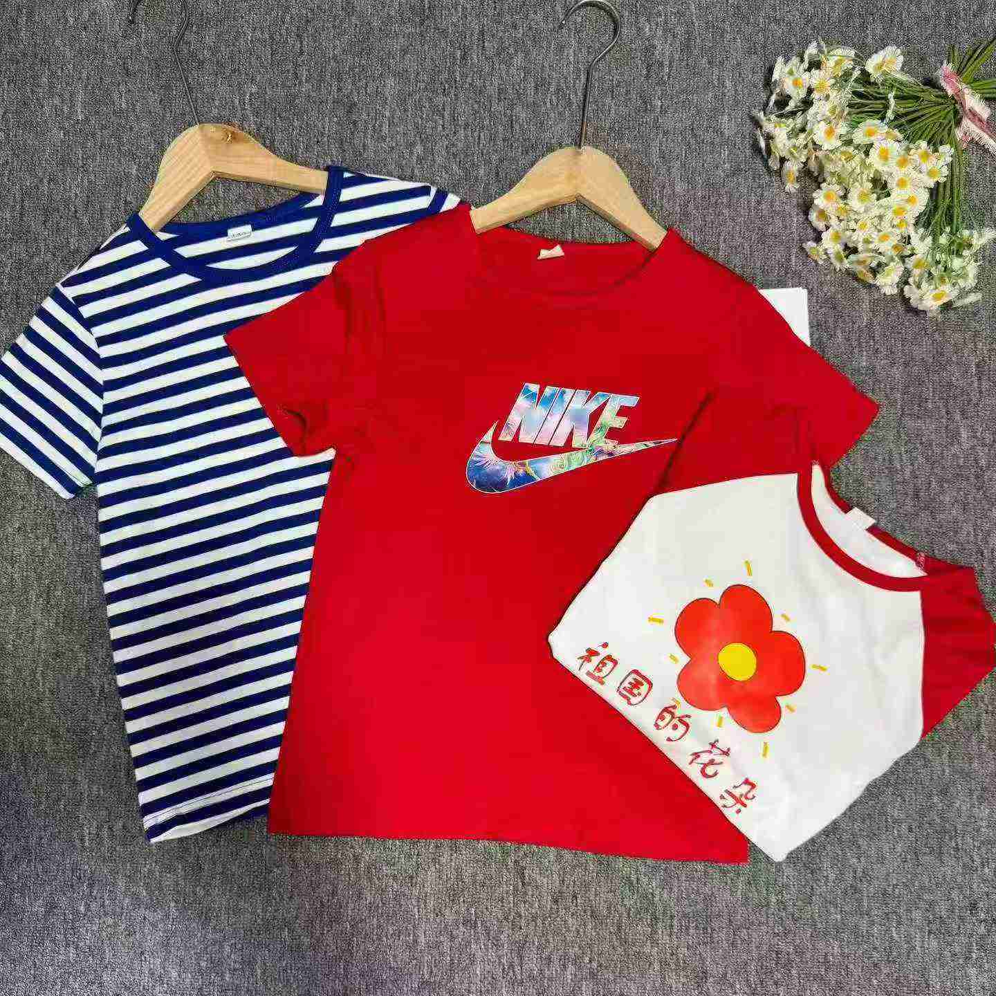 Cerca de 3300 Peças de Camisetas de Manga Curta 100% Algodão para Crianças - Image 1