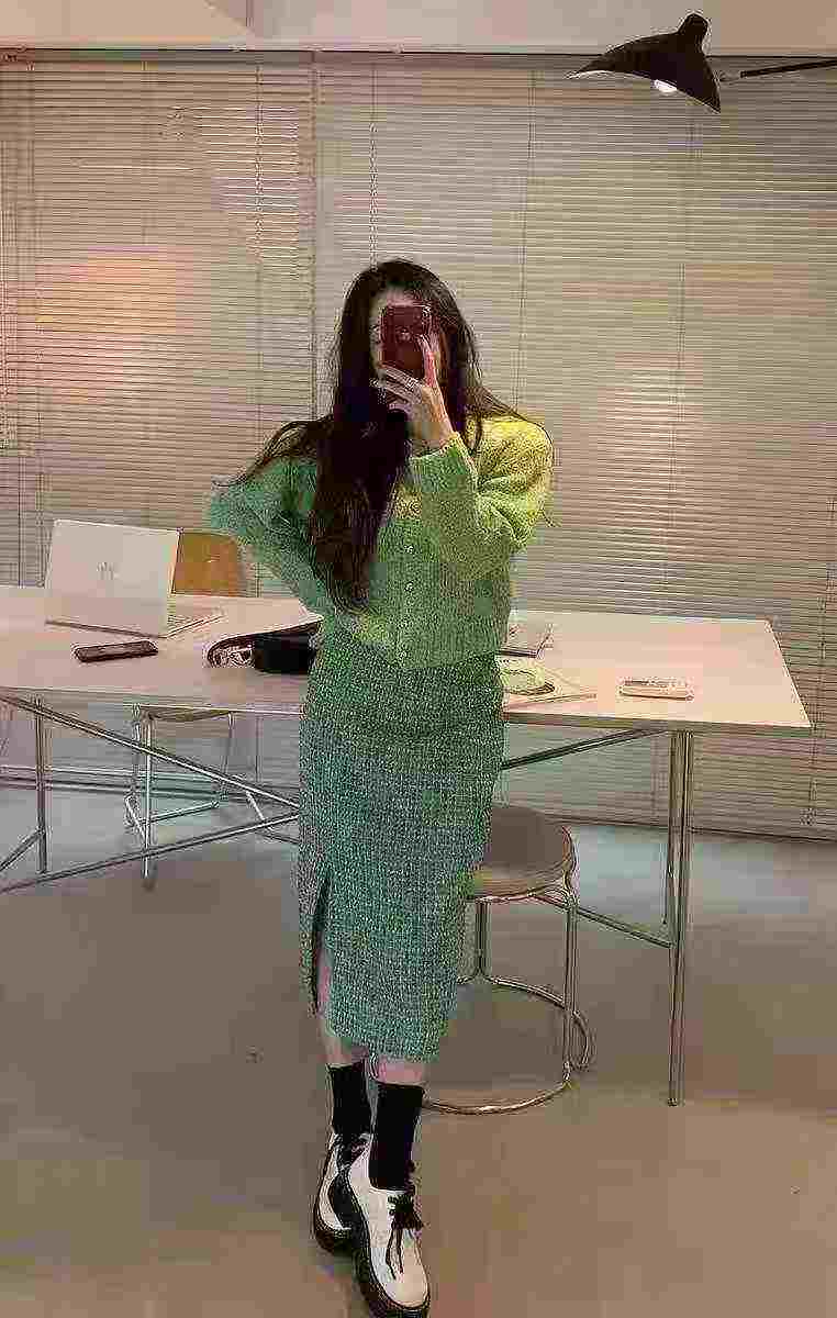 300 Pieces Chanel Style Plaid Sequined Skirts - Image 1