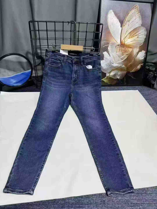 高品質女裝牛仔褲，總計517件，尺碼M-L，高彈性 - Image 1