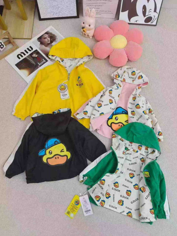 10,400 ชิ้น เสื้อแจ็คเก็ตกันลมเด็ก แบรนด์เป็ดเหลืองตัวน้อย - Image 1