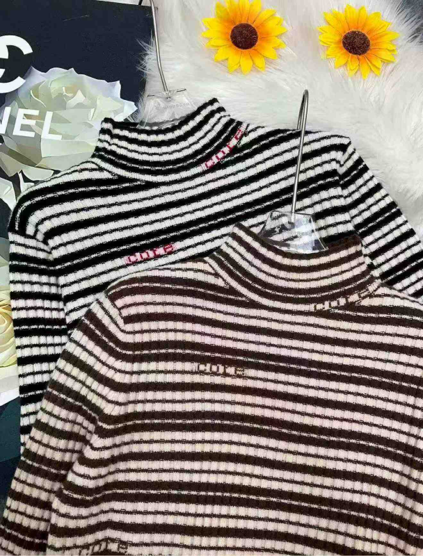 Sweta ya majira ya vuli na baridi, yenye mtindo wa zamani wa mistari ya sehemu za rangi tofauti, shingo ya juu, iliyotengenezwa kwa uzi wa msingi uliosokotwa, inayovaliwa kwa kuvuta juu kichwani. Jumla ya vipande 1240, vipande 10 kwa kila pakiti. - Image 1