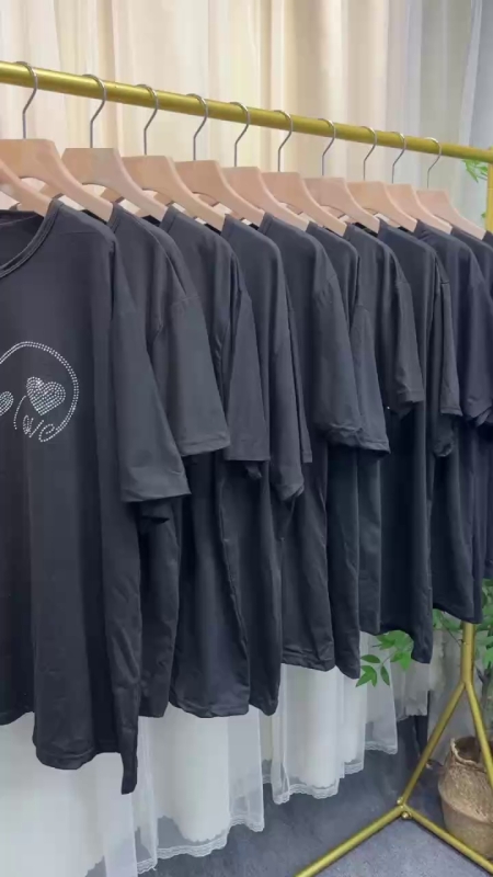 Sekitar 400 Potong Kaos Lengan Pendek Pria dan Wanita Dagang Luar Negeri - Image 1