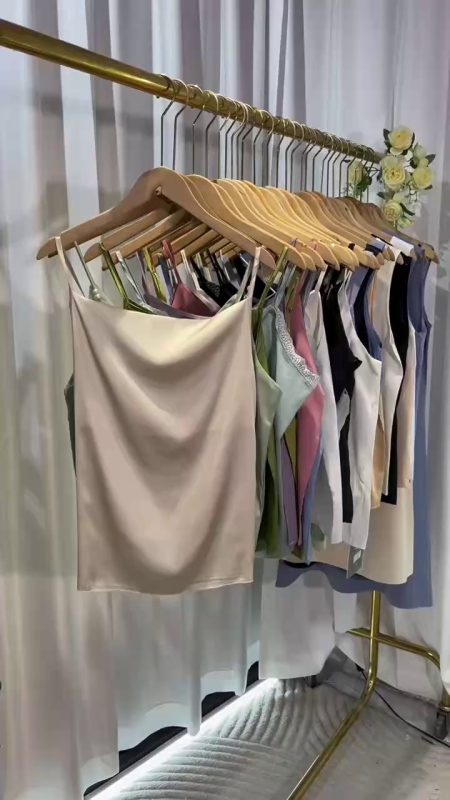 Damskie kamizelki typu cami i długie sukienki, około 2960 sztuk, sprzedaż hurtowa - Image 1