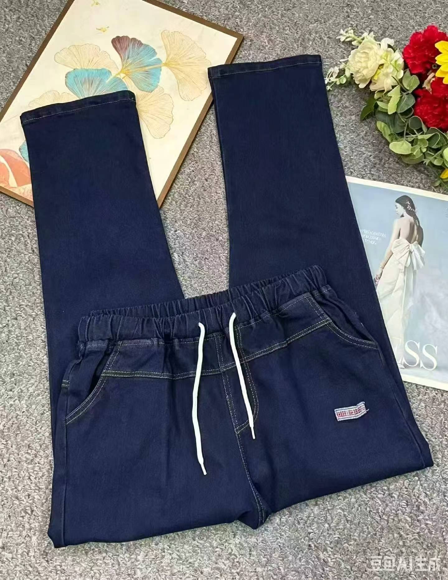 Vipande 650 vya Jeans za Moja kwa Moja za Kiuno cha Mpira za Mtindo wa Kale kwa Majira ya Kuchipua na Kupuputika Majani - Image 2