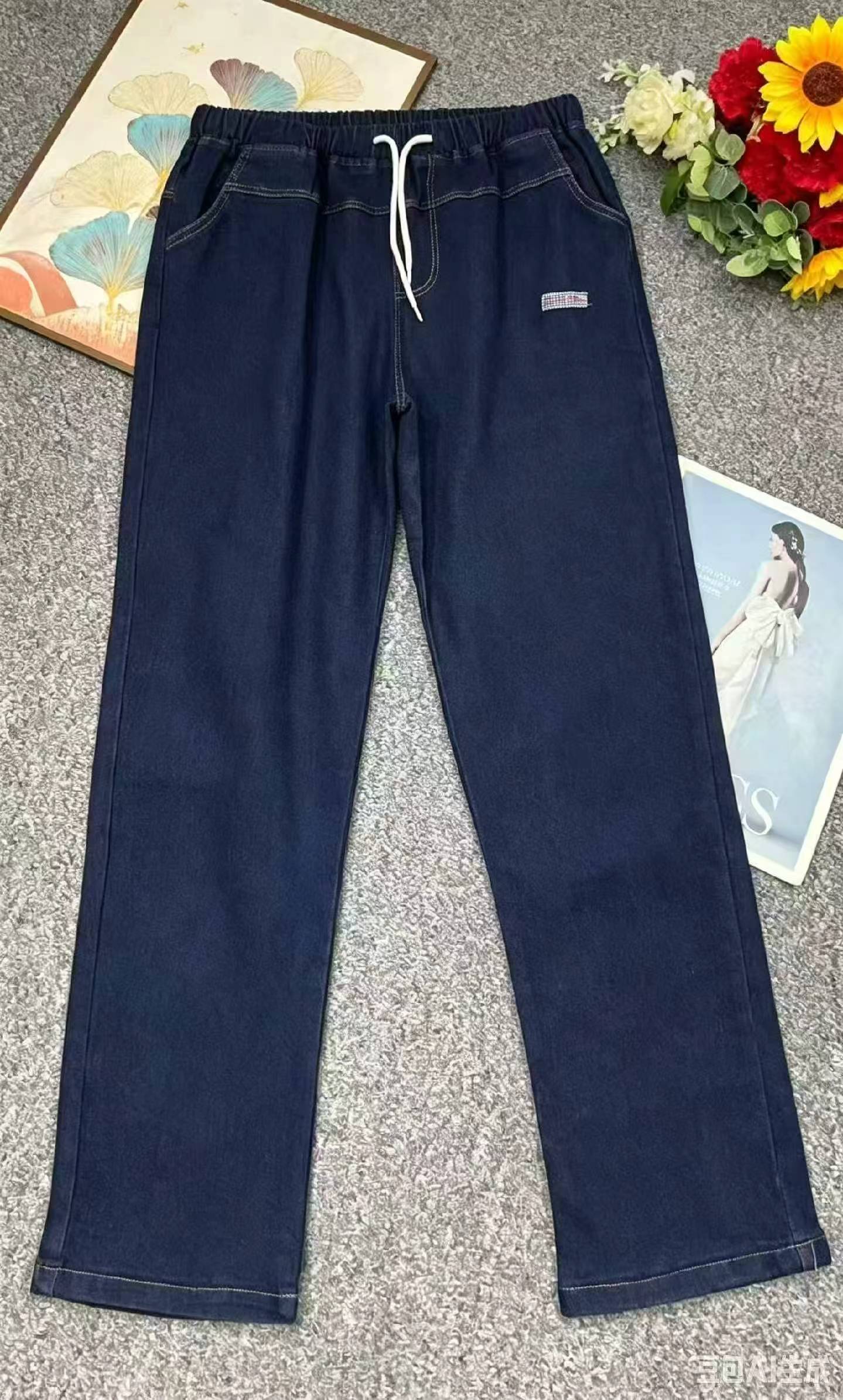 Vipande 650 vya Jeans za Moja kwa Moja za Kiuno cha Mpira za Mtindo wa Kale kwa Majira ya Kuchipua na Kupuputika Majani - Image 3