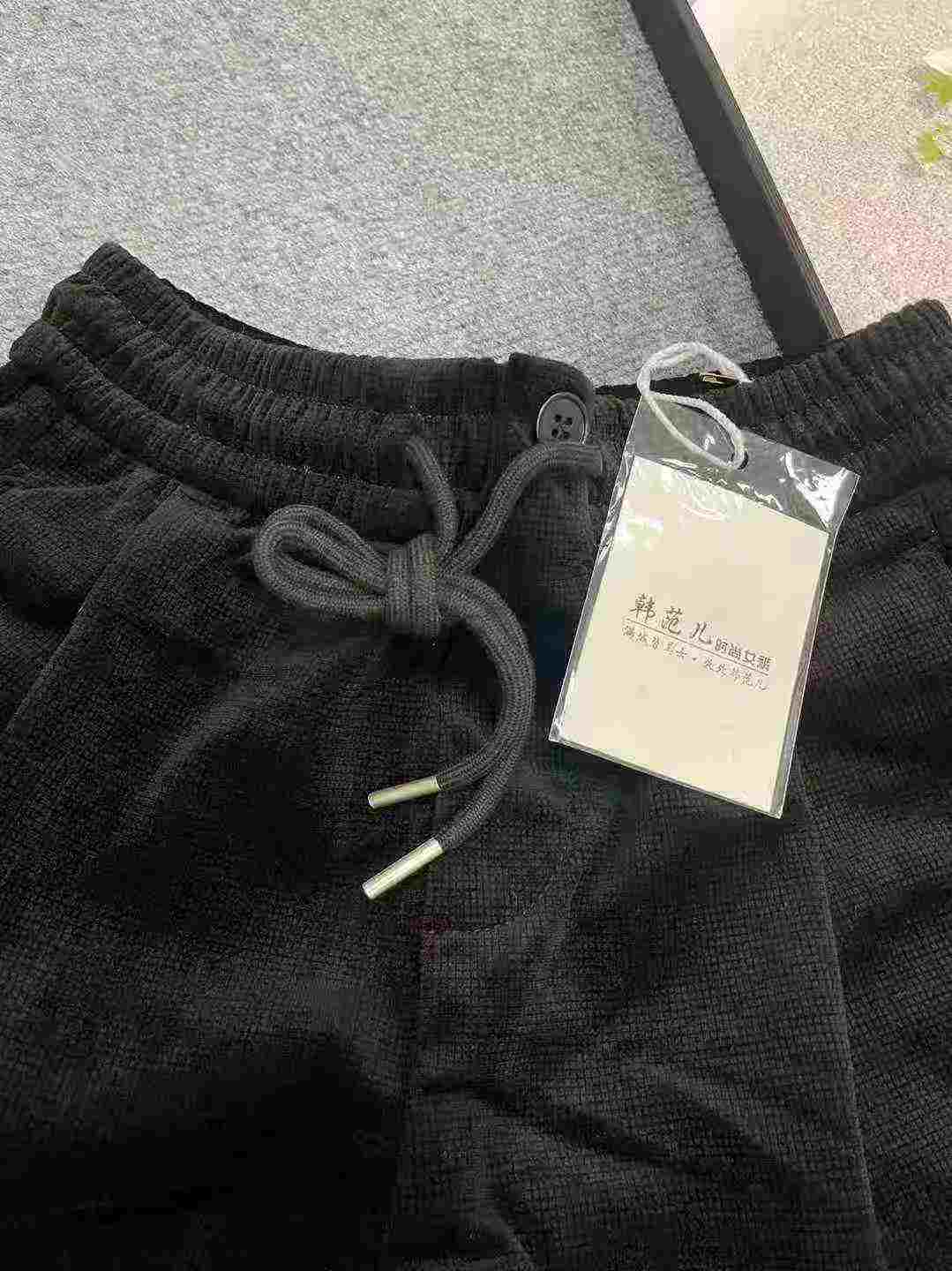 211 Pcs Women's Black Gold Velvet High Waist Wide Leg A-Line Winter Shorts - Image 7