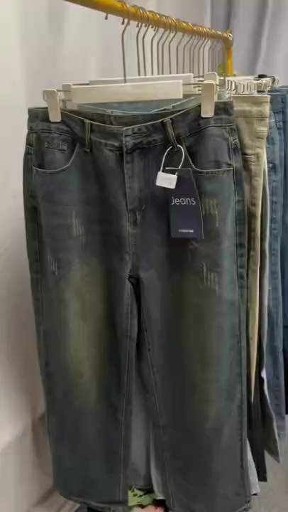 Około 220 sztuk nowych, modnych, różnorodnych długich dżinsów - Image 1