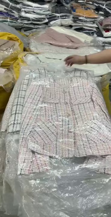 Mais de 1300 peças de jaqueta de pluma estilo tweed tamanhos M L - Image 1