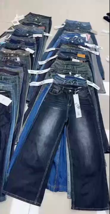Plus de 2 000 pièces de jeans de stock foncés automne-hiver - Image 1