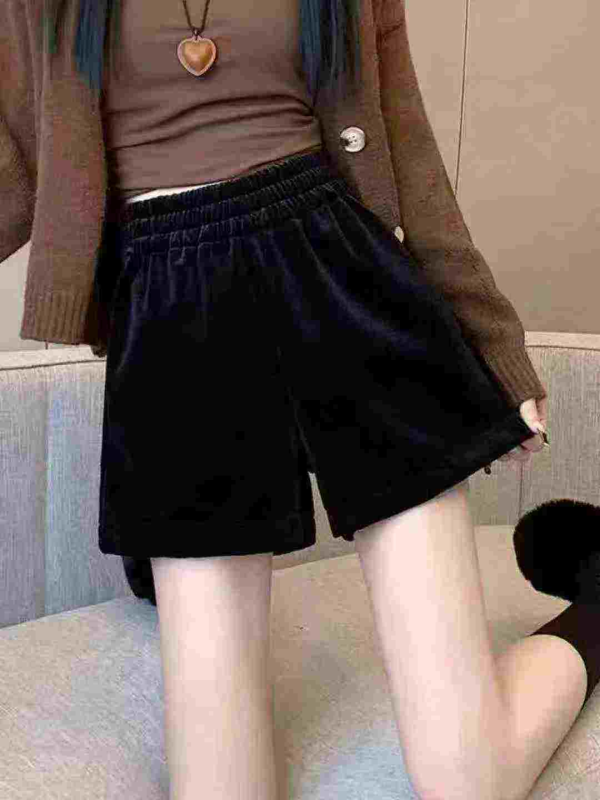 211 Pcs Women's Black Gold Velvet High Waist Wide Leg A-Line Winter Shorts - Image 1