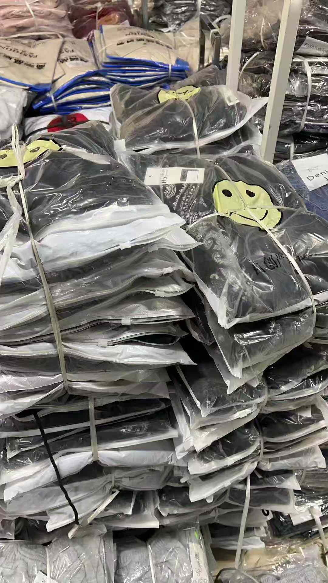 95pcs Full Stock Men's Autumn Winter Cargo Sweatpants - Ins Style Basketball Sports Harem Pants, Side Paisley Button Design, Convertible Cuffed/Straight Leg, Size L-XXL, Black, Wholesale Stock Lot - Image 2