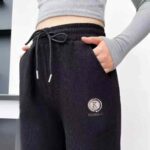 Bulk Wholesale Women's Fall Cotton Velvet Harem Pants | Embroidered K Logo, 4 Colors, Plus Sizes 2XL-5XL, Stock Lot Pricing: 14.8 CNY/PC (1600pcs), 15.3 CNY/PC (100pcs+) - Image 4