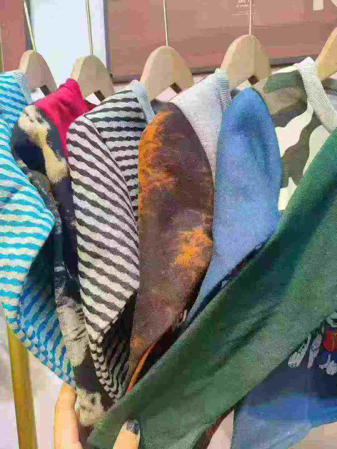 508 Pcs Kids' Fleece-Lined Crew Neck Sweatshirts | Autumn-Winter Stock Lot | Full Sizes S/M/L/XL, 4pcs per Bag - Wholesale - Image 2