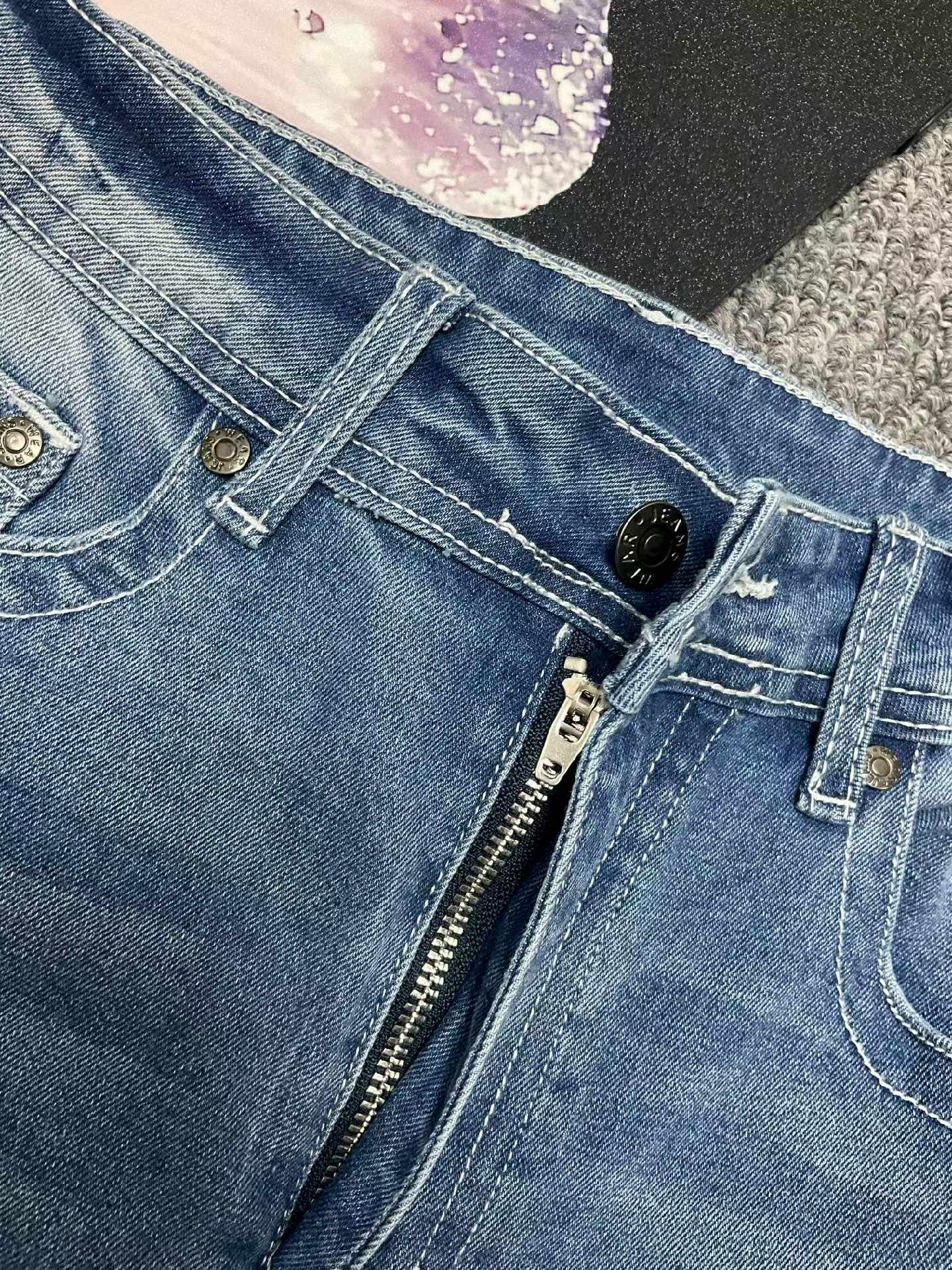 Bulk Wholesale Export Stock Lot: Spring/Summer High Stretch Branded American Style Loose 9/10 Length Jeans, S-2XL, 90 Pieces, Individual Packaging, CNY12.3/Piece - Image 1