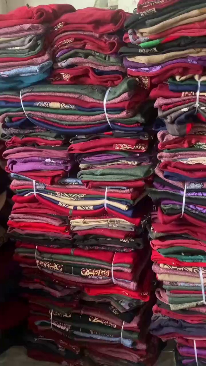 Clearance Bulk Wholesale Women's Core Spun Yarn Sweaters for Middle Aged, Mixed Colors One Size Chinese Clothing Stock Lots - Image 1